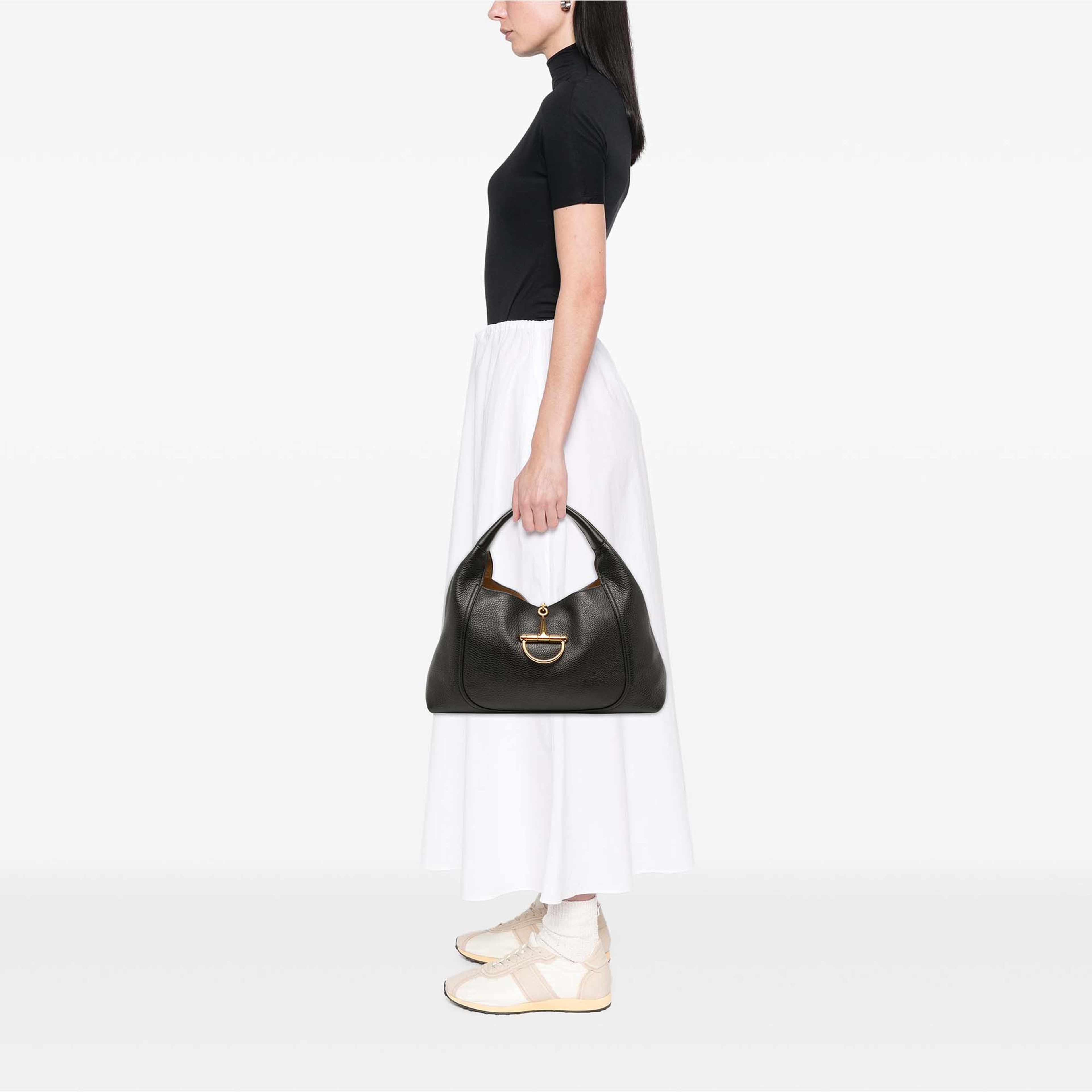 Gucci Maxi Grained Calfskin Softbit Hobo, från Luxclusif, i färgen svart. Klicka för att öppna bilden i stort format