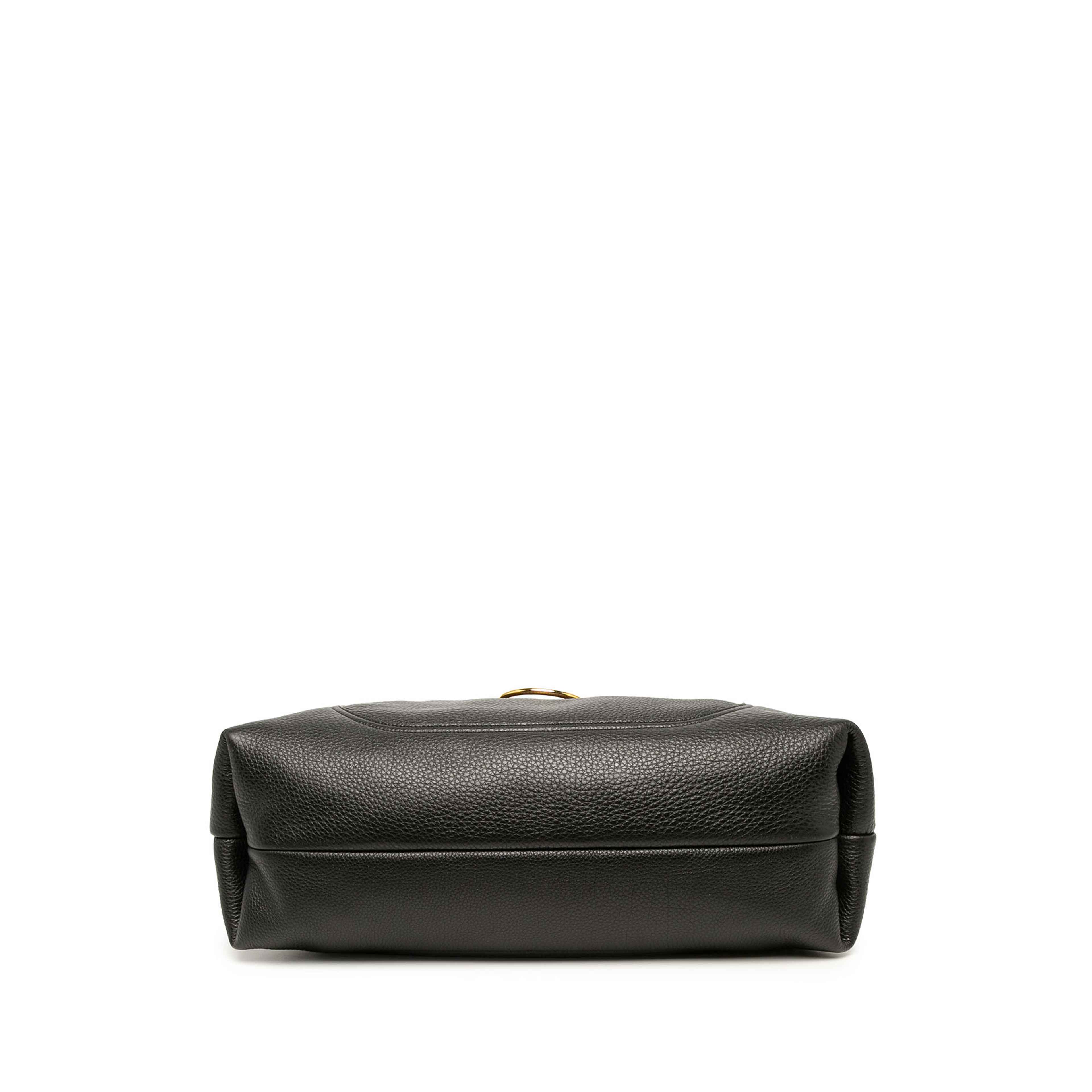 Gucci Maxi Grained Calfskin Softbit Hobo, från Luxclusif, i färgen svart. Klicka för att öppna bilden i stort format