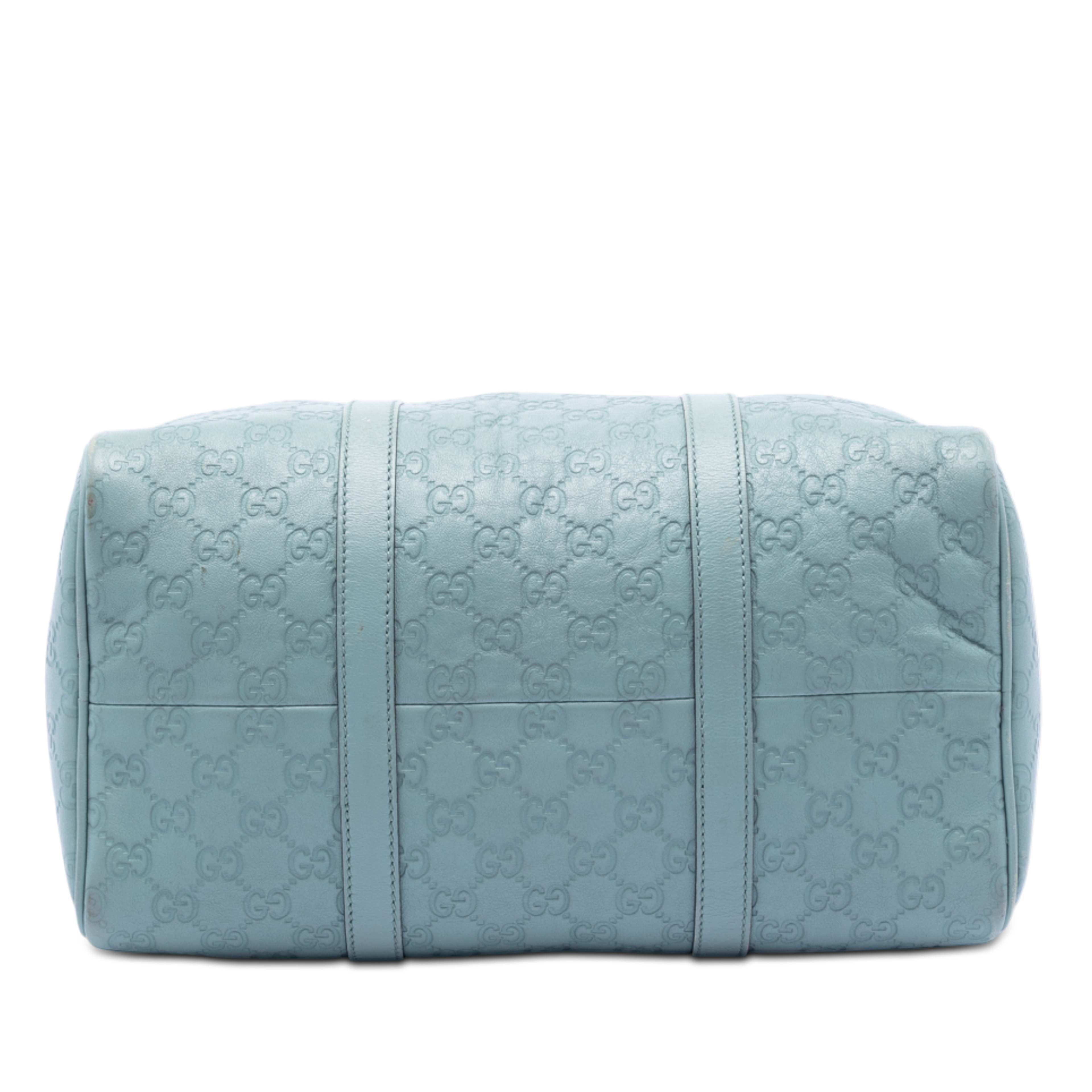 Gucci Medium Guccissima Joy Boston Bag, från Luxclusif, i färgen light blue. Klicka för att öppna bilden i stort format