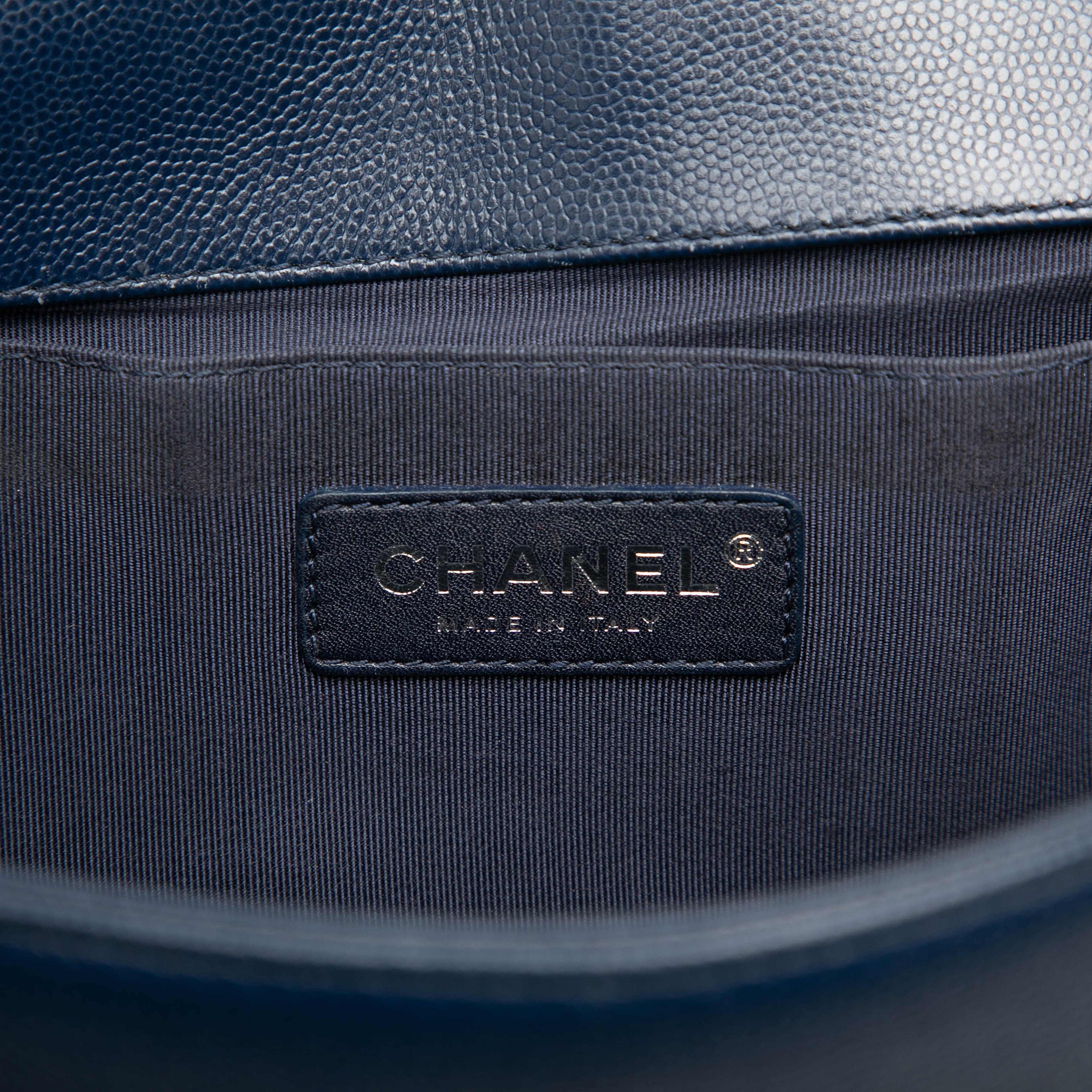 Chanel Old Medium Chevron Caviar Boy Flap, från Luxclusif, i färgen blå. Klicka för att öppna bilden i stort format