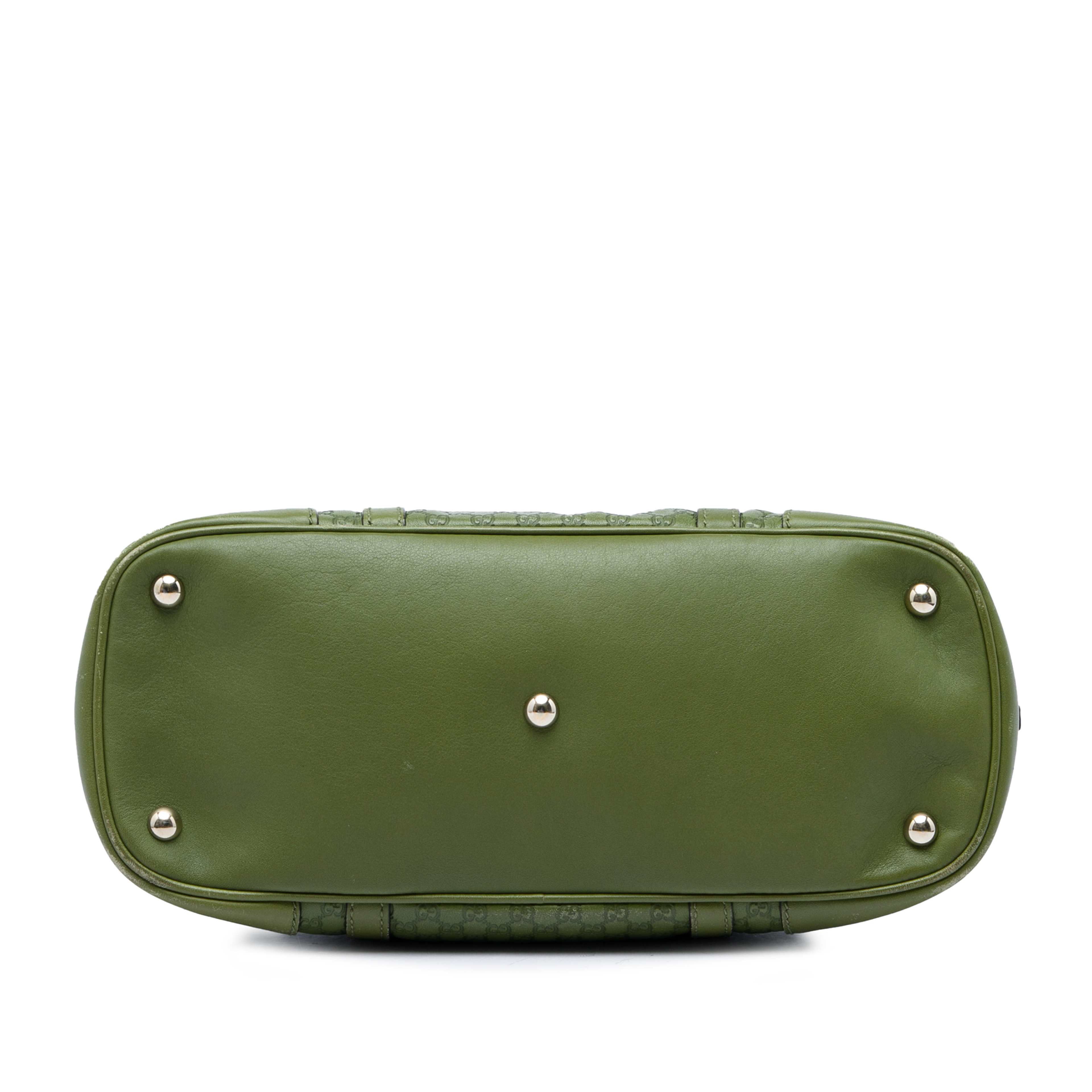 Gucci Small Microguccissima Nice Dome Satchel, från Luxclusif, i färgen grön. Klicka för att öppna bilden i stort format