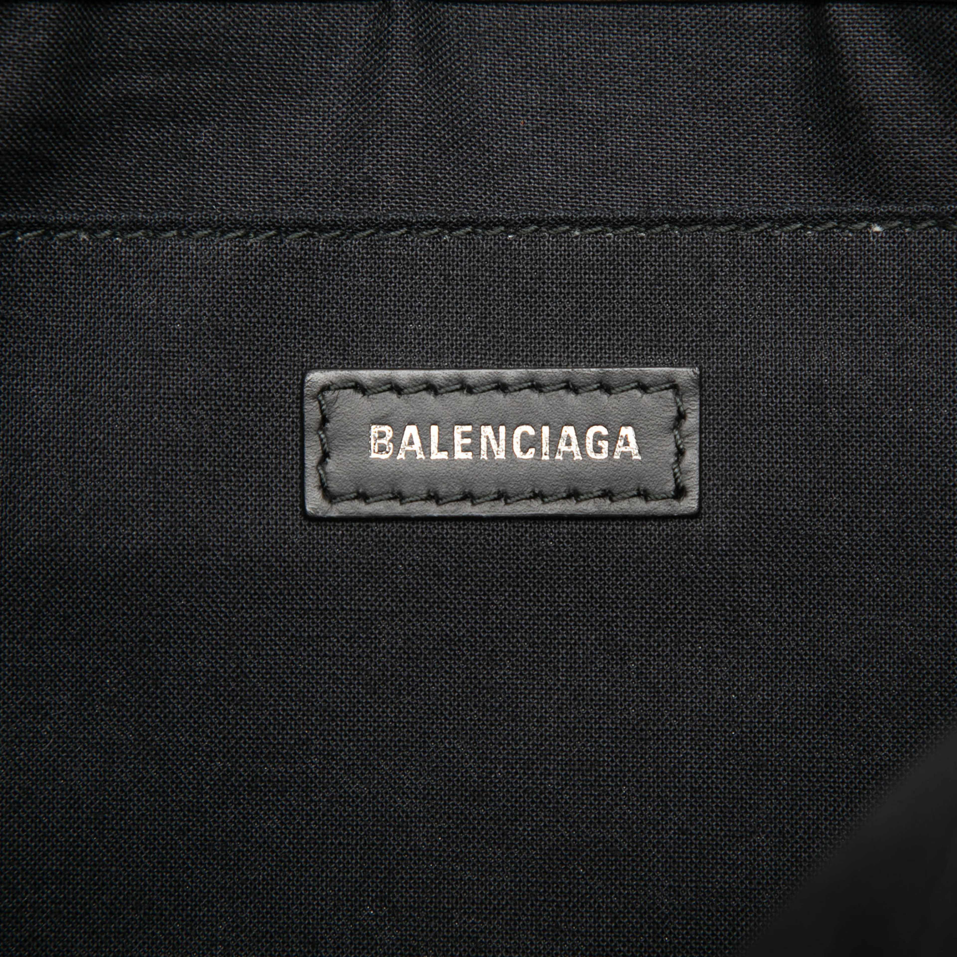 Balenciaga Canvas Navy Clip Clutch M, från Luxclusif, i färgen brun. Klicka för att öppna bilden i stort format