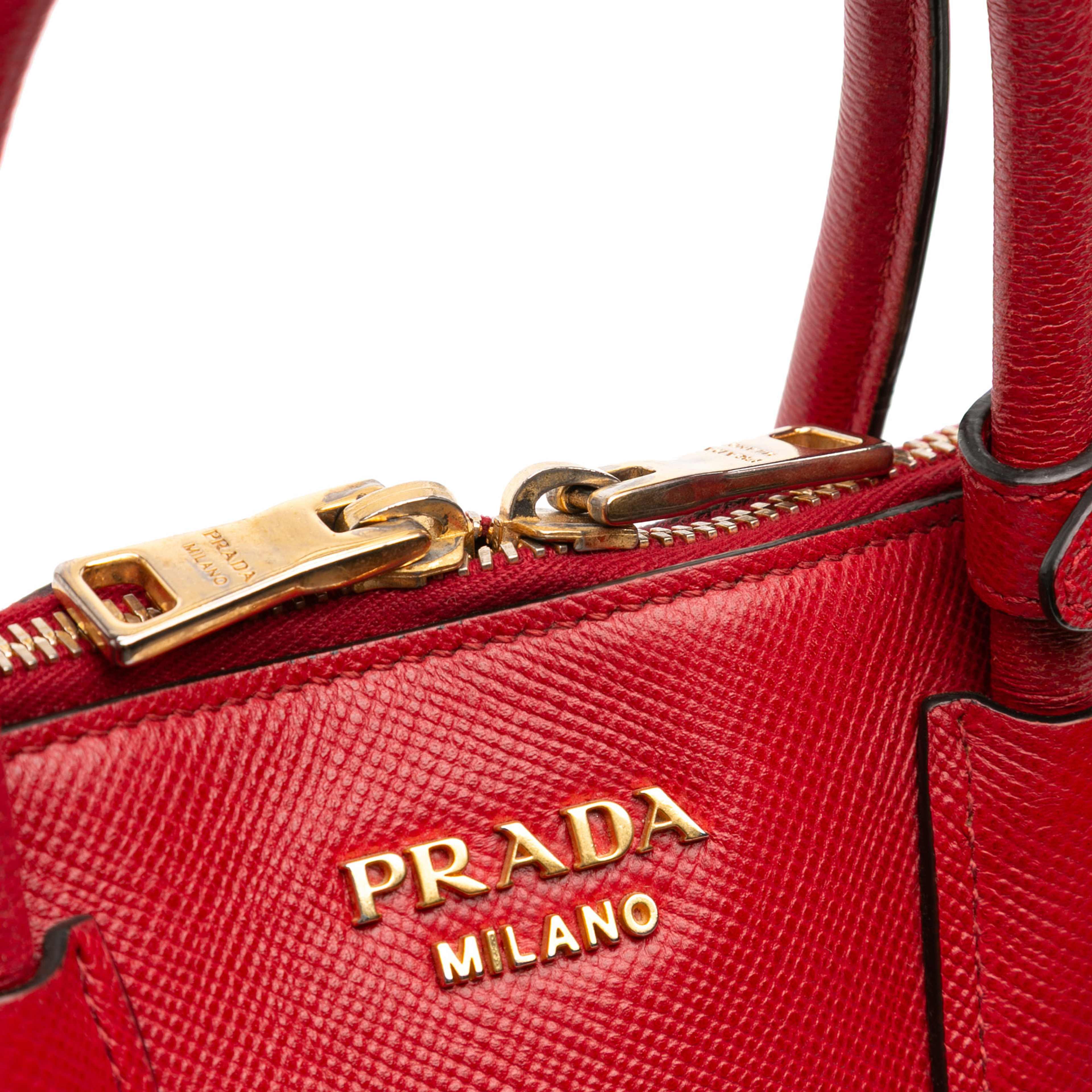 Prada Medium Saffiano Dome Satchel, från Luxclusif, i färgen red. Klicka för att öppna bilden i stort format