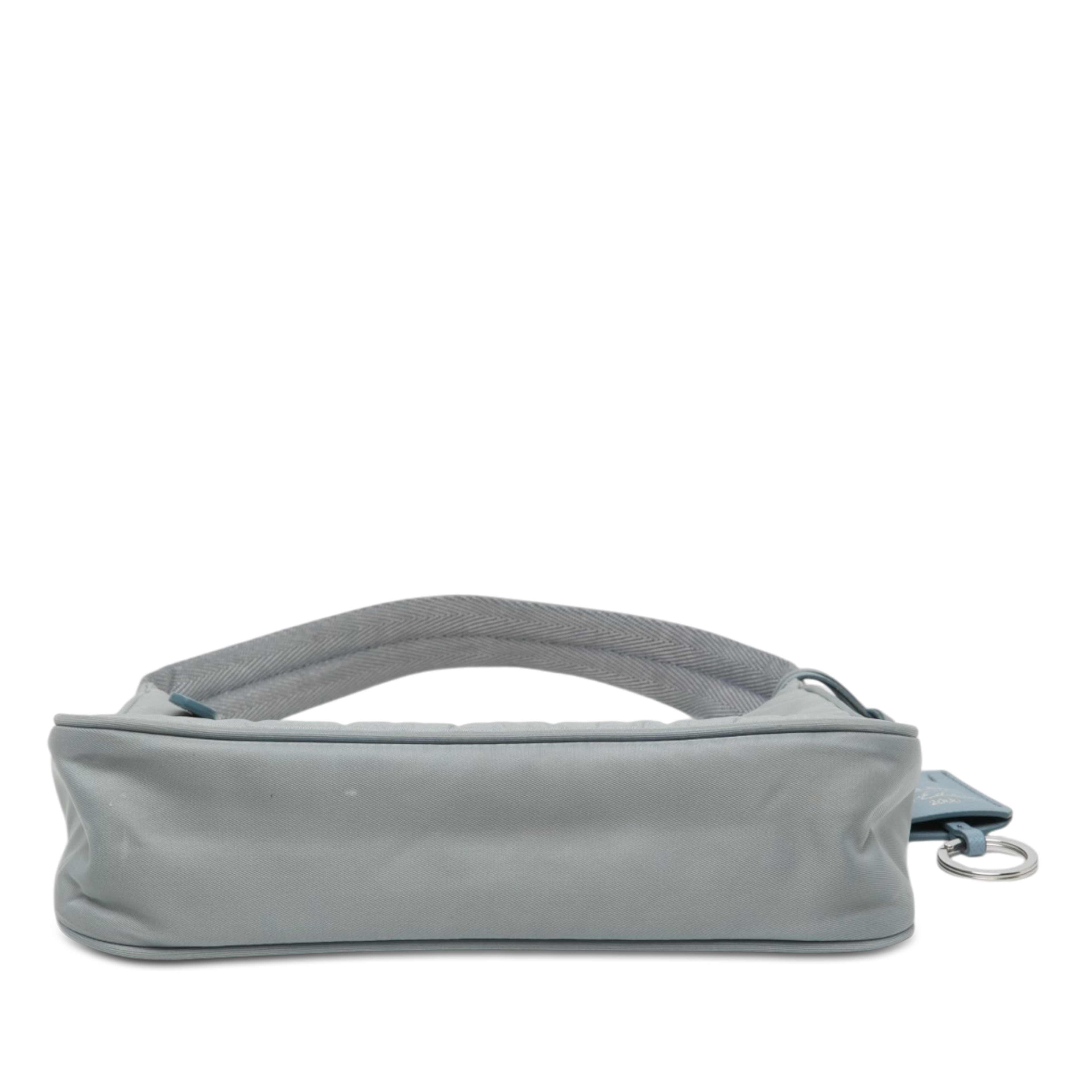 Prada Mini Tessuto Re Edition 2000 Shoulder Bag, från Luxclusif, i färgen blå. Klicka för att öppna bilden i stort format