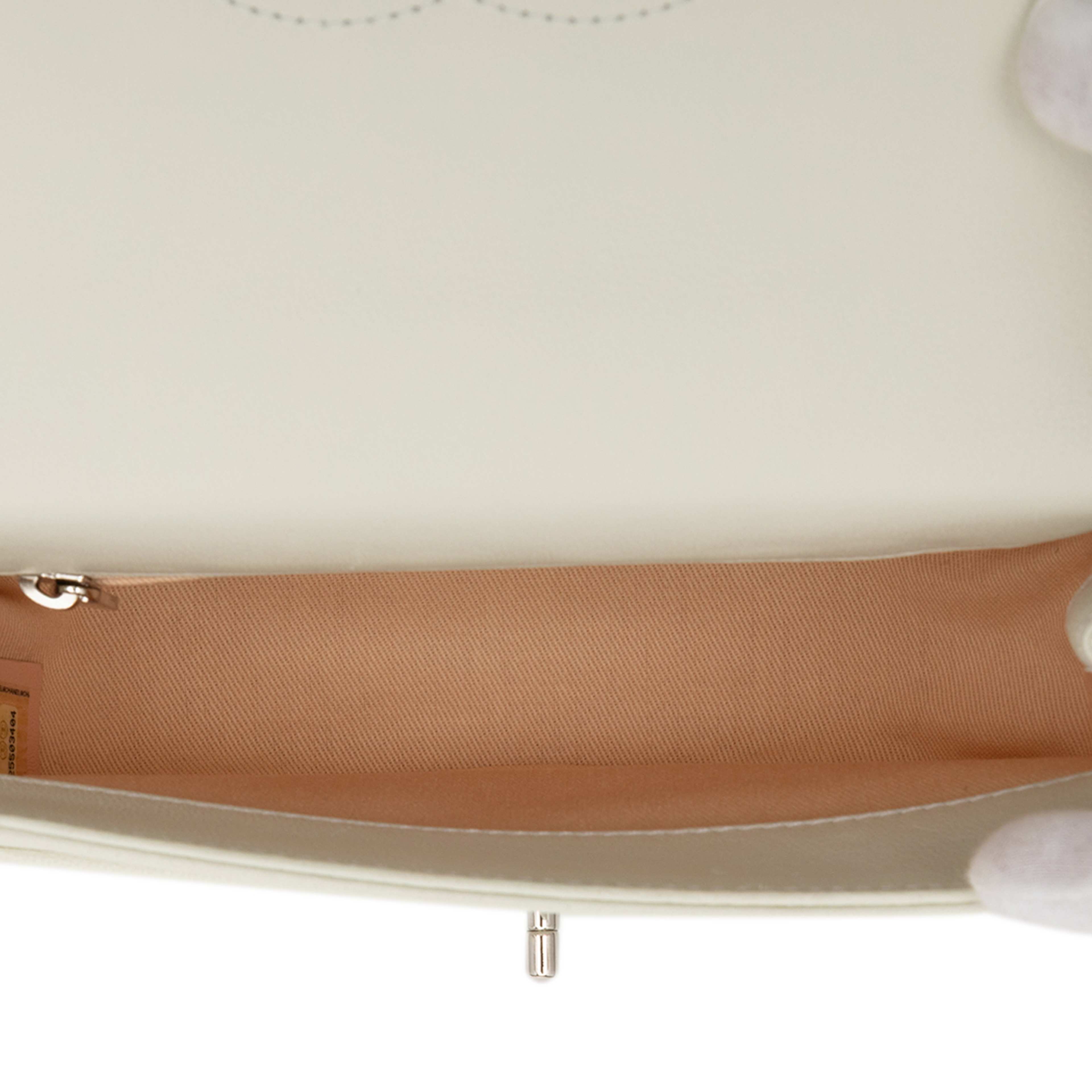 Chanel Small Quilted Lambskin Studded Bubble Flap, från Luxclusif, i färgen off white. Klicka för att öppna bilden i stort format