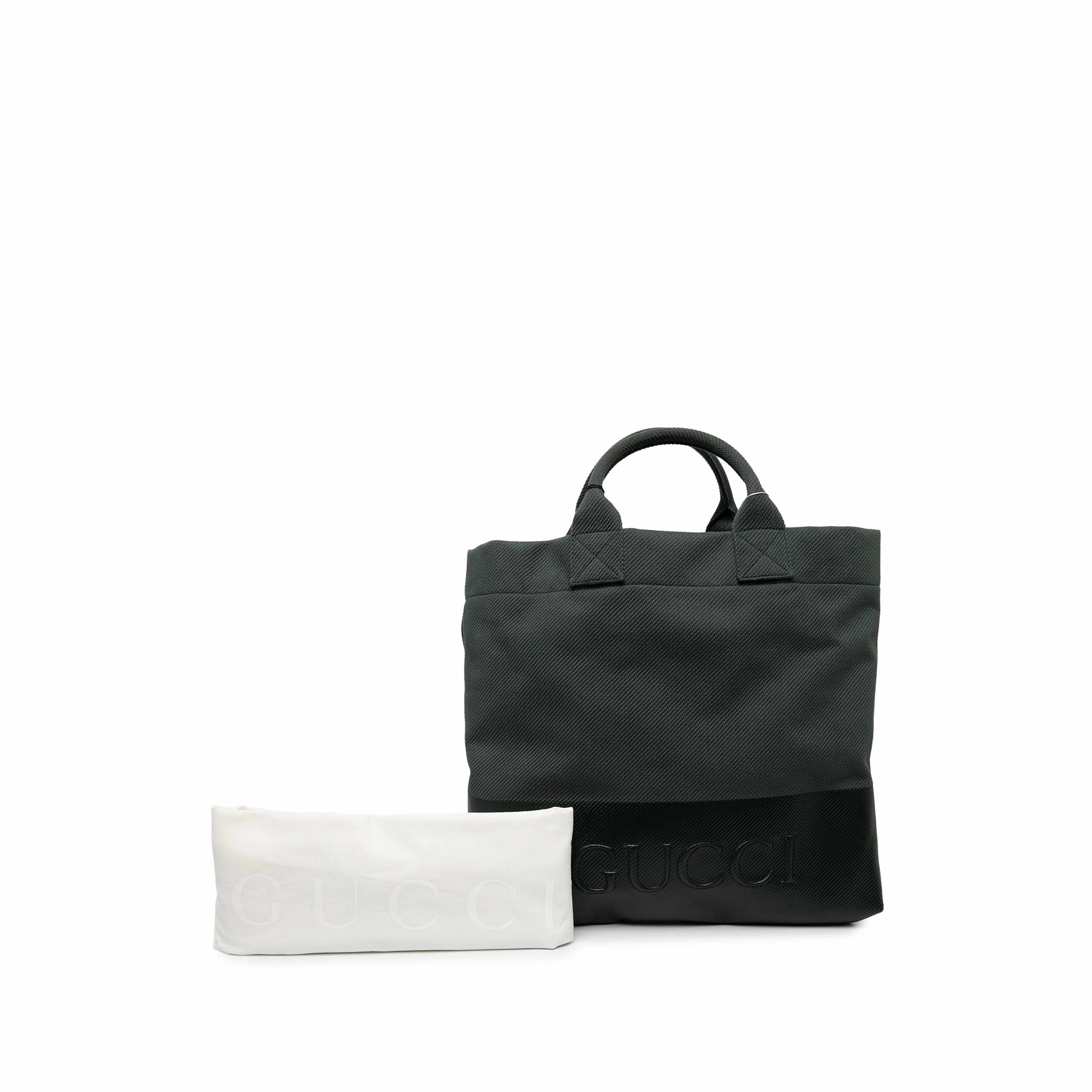 Gucci Canvas Embossed Logo Tote, från Luxclusif, i färgen grön. Klicka för att öppna bilden i stort format