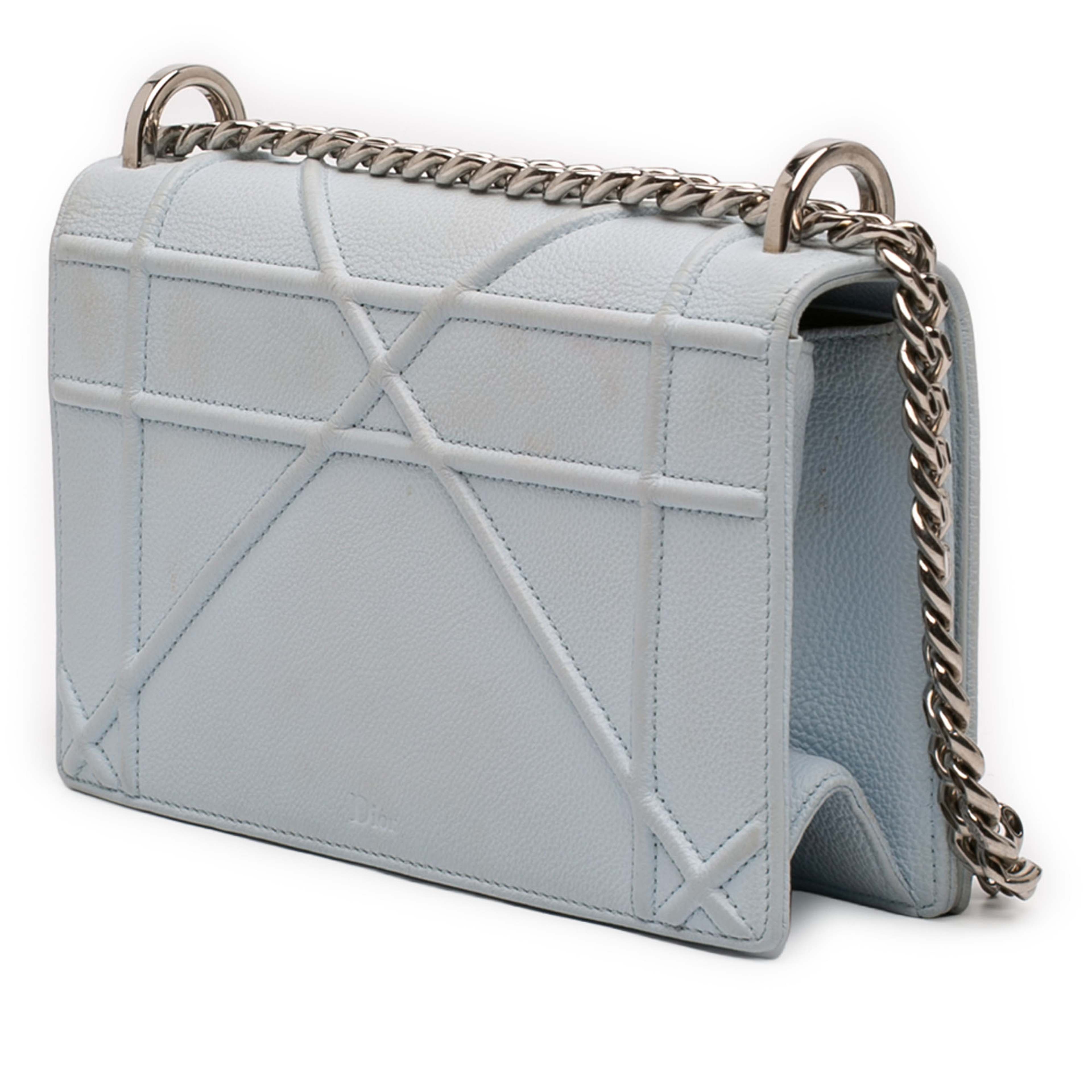 Dior Small Grained Calfskin Diorama Flap, från Luxclusif, i färgen light blue. Klicka för att öppna bilden i stort format