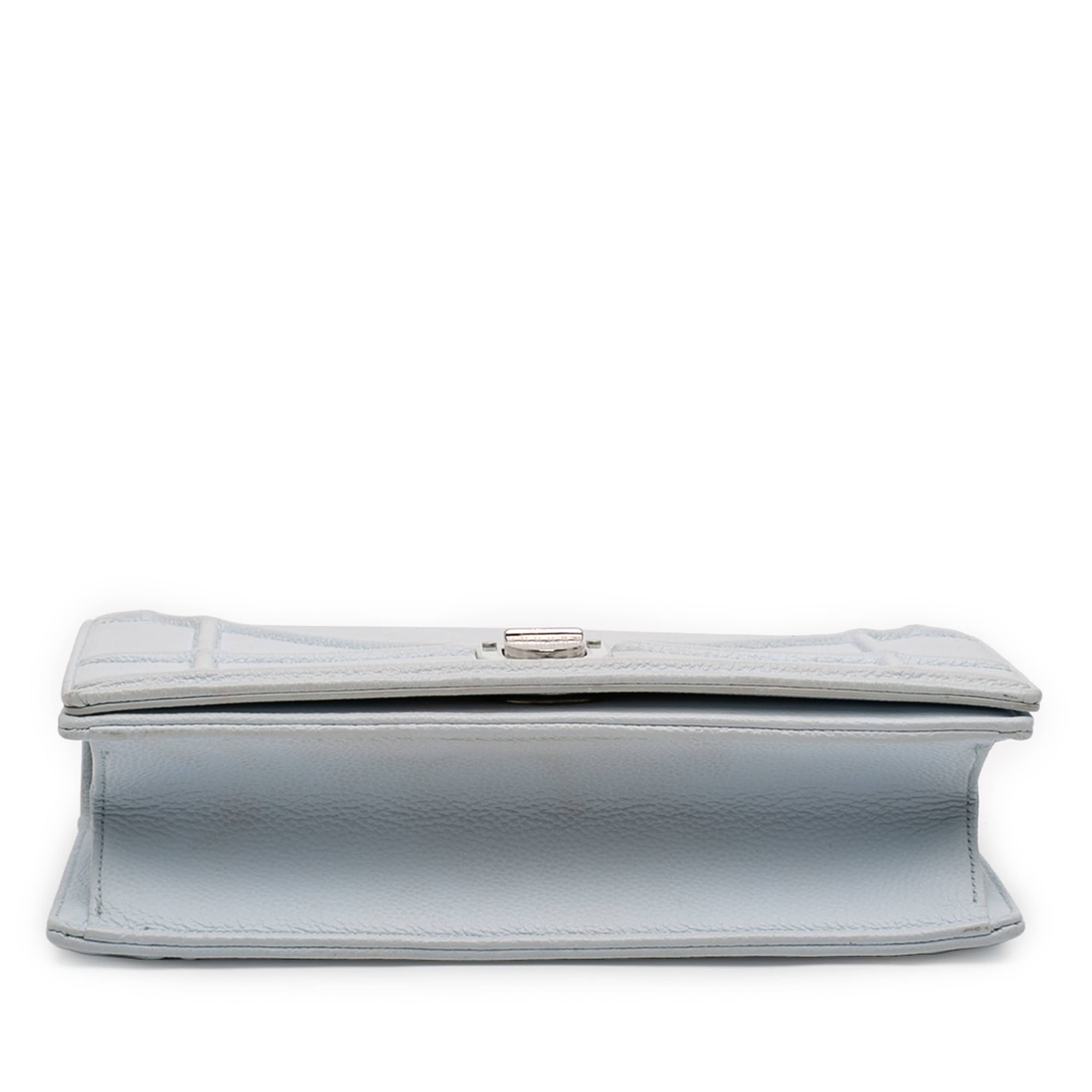 Dior Small Grained Calfskin Diorama Flap, från Luxclusif, i färgen blå. Klicka för att öppna bilden i stort format