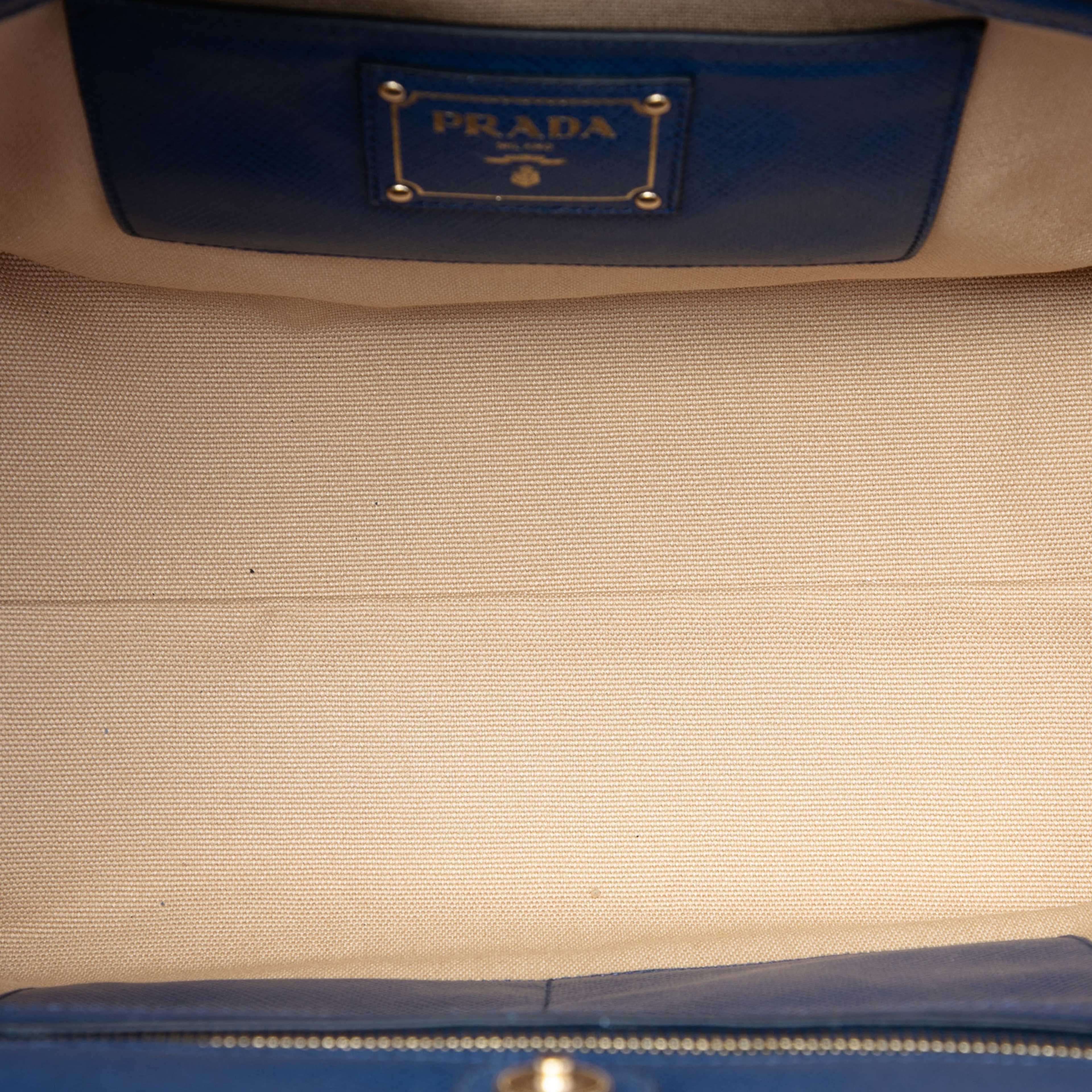 Prada Saffiano Cuir Trimmed Canapa Satchel, från Luxclusif, i färgen blå. Klicka för att öppna bilden i stort format