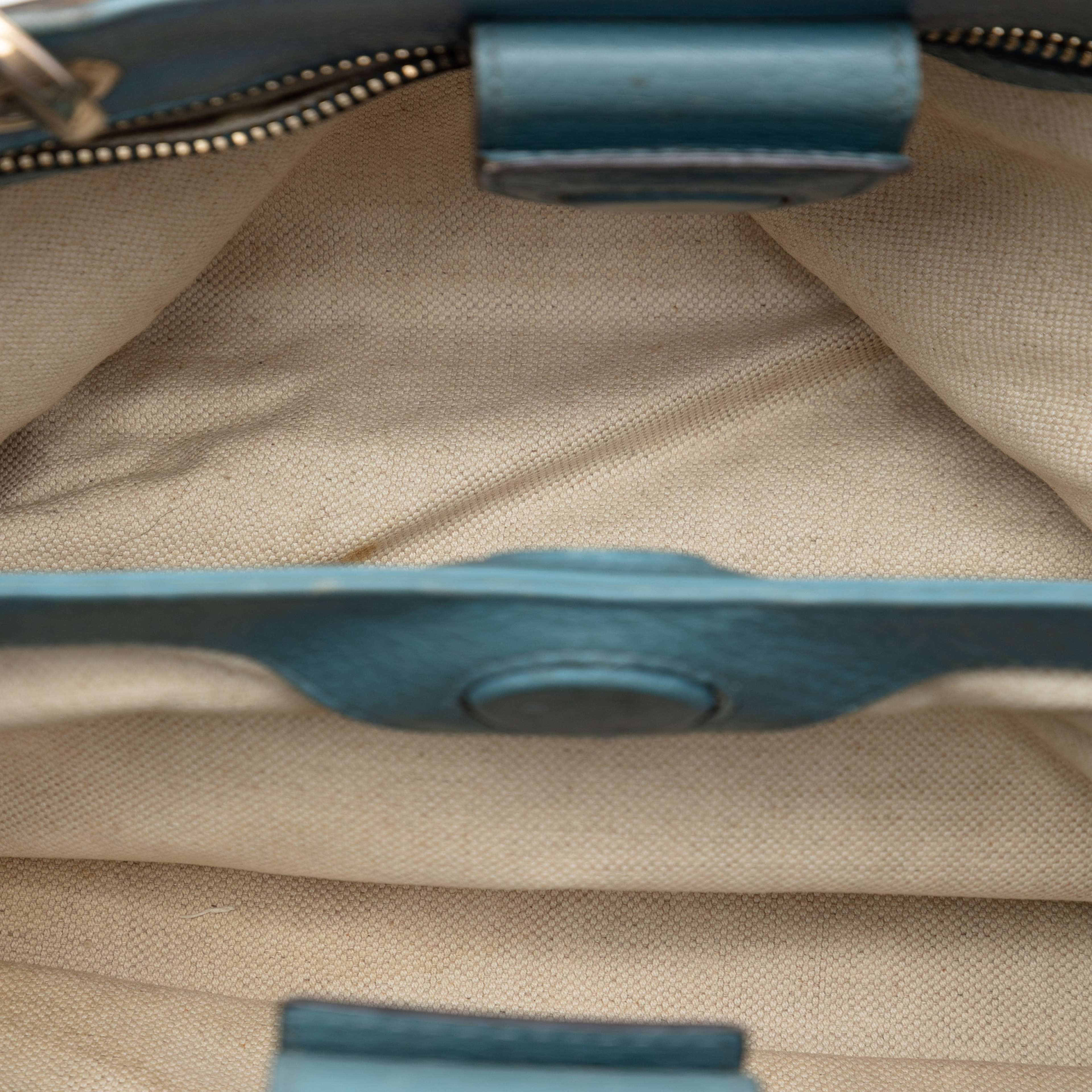 Gucci Small Calfskin Bamboo Shopper Satchel, från Luxclusif, i färgen blå. Klicka för att öppna bilden i stort format