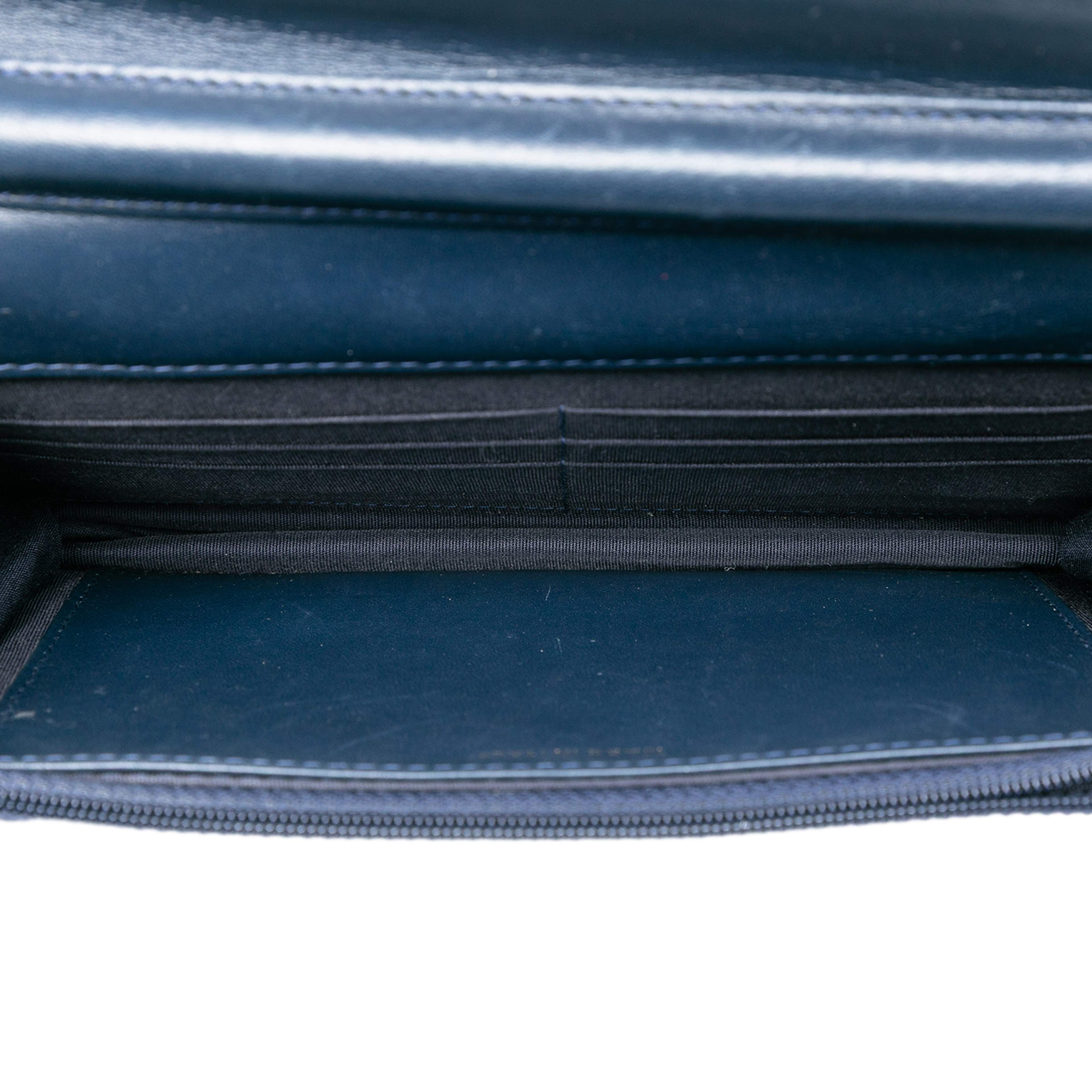 Chanel Quilted Lambskin Boy Wallet On Chain, från Luxclusif, i färgen navy. Klicka för att öppna bilden i stort format