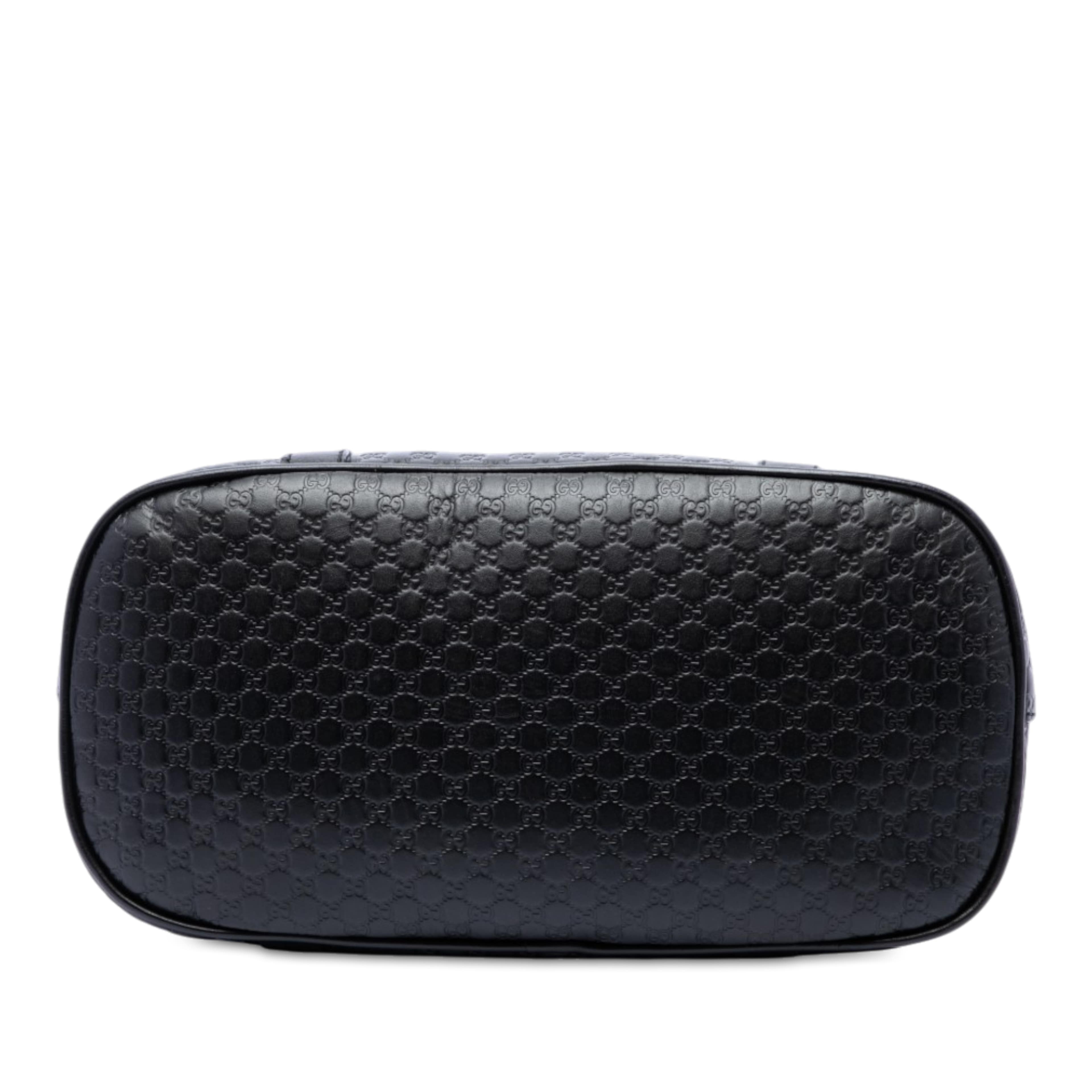 Gucci Medium Microguccissima Dome Satchel, från Luxclusif, i färgen svart. Klicka för att öppna bilden i stort format
