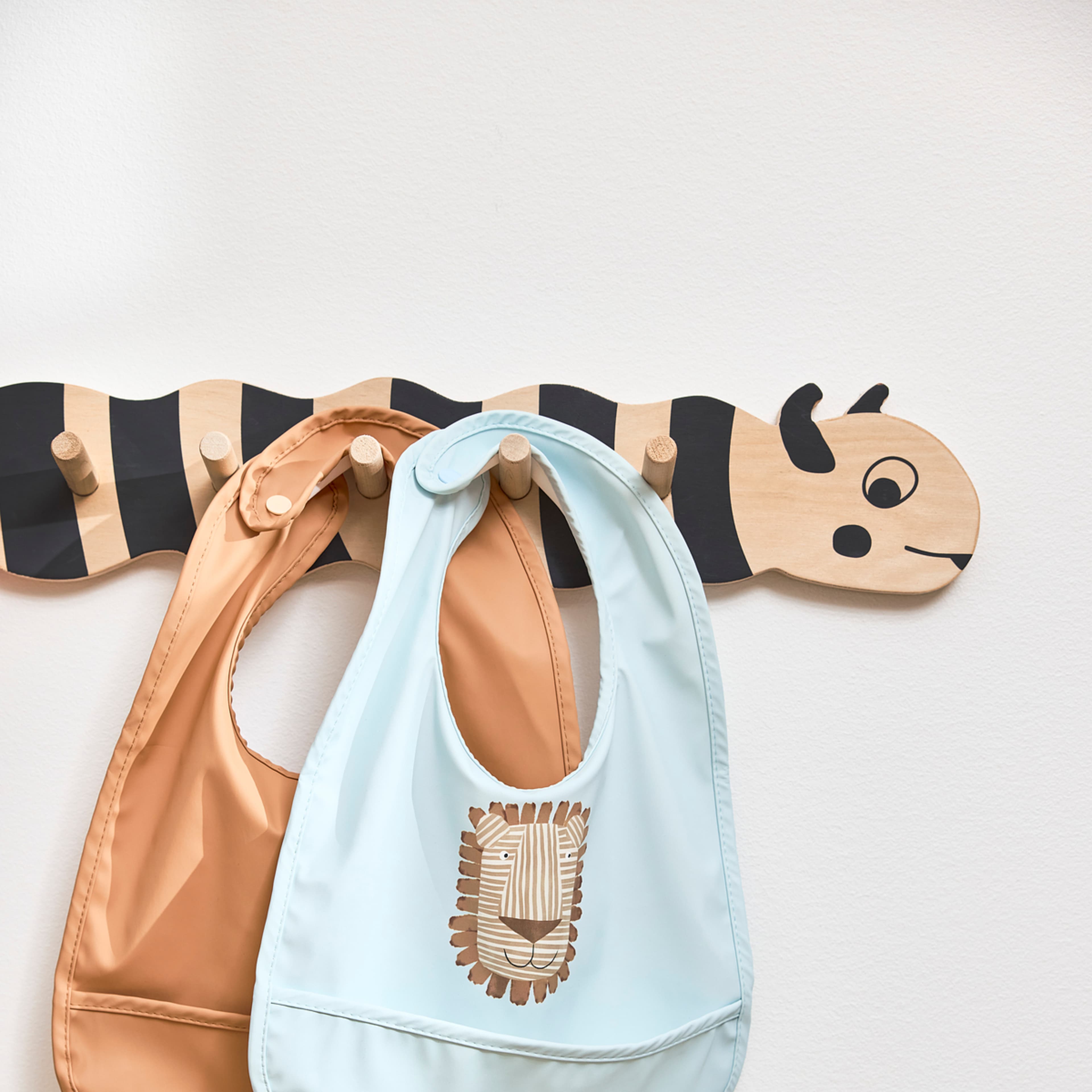 Lobo Lion Bib - Pack Of 2, från OYOY Mini, i färgen caramel,ice blue. Klicka för att öppna bilden i stort format