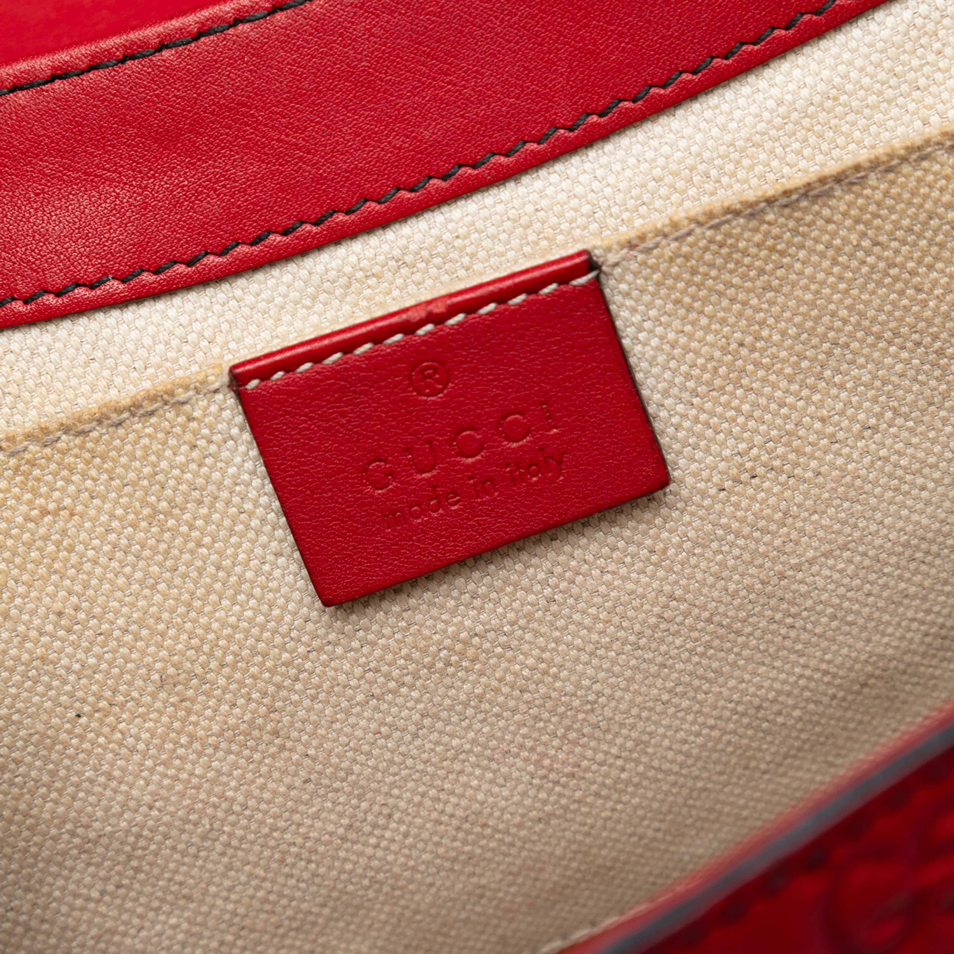 Gucci Medium Guccissima Emily Shoulder Bag, från Luxclusif, i färgen red. Klicka för att öppna bilden i stort format