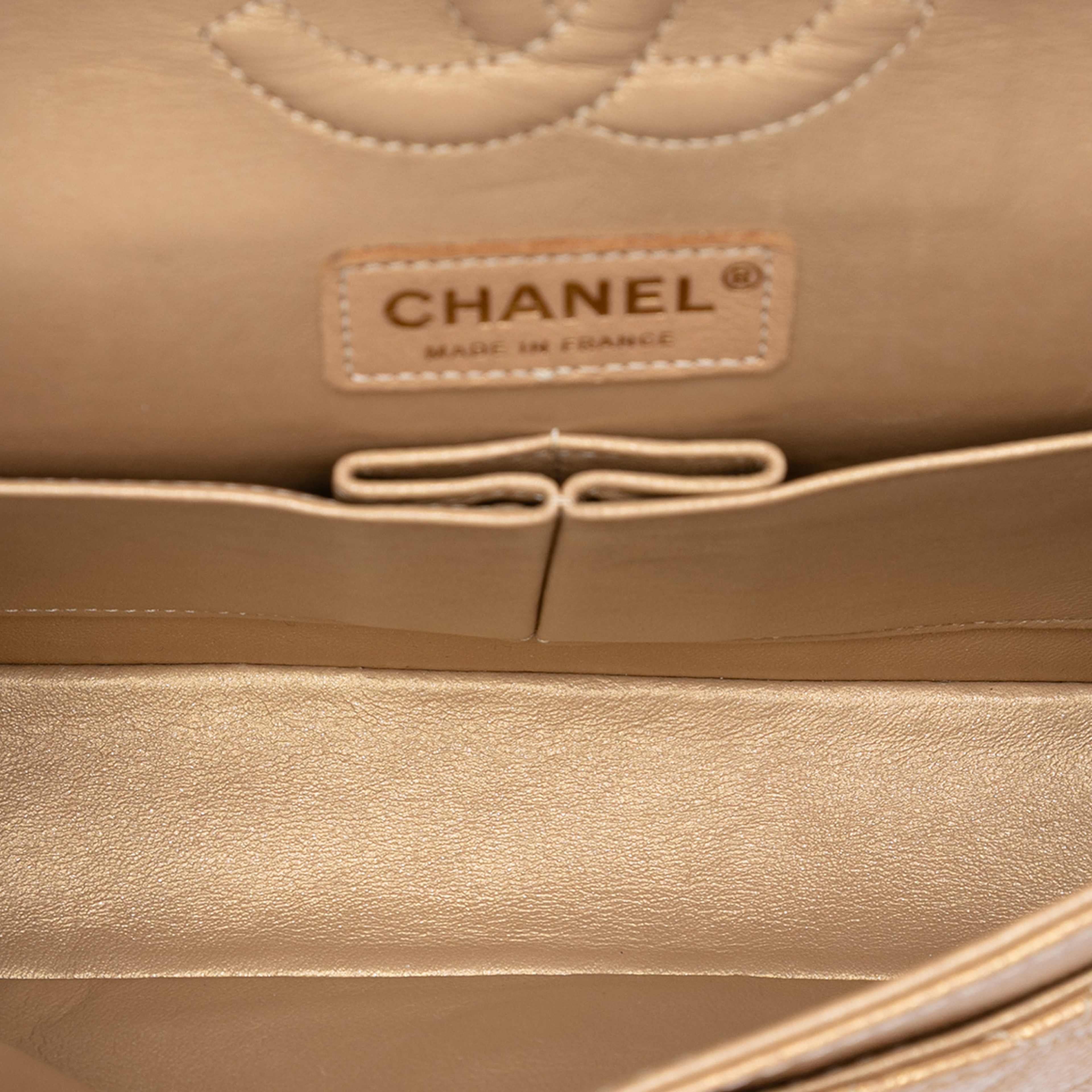 Chanel Medium Classic Iridescent Caviar Double Flap, från Luxclusif, i färgen beige. Klicka för att öppna bilden i stort format