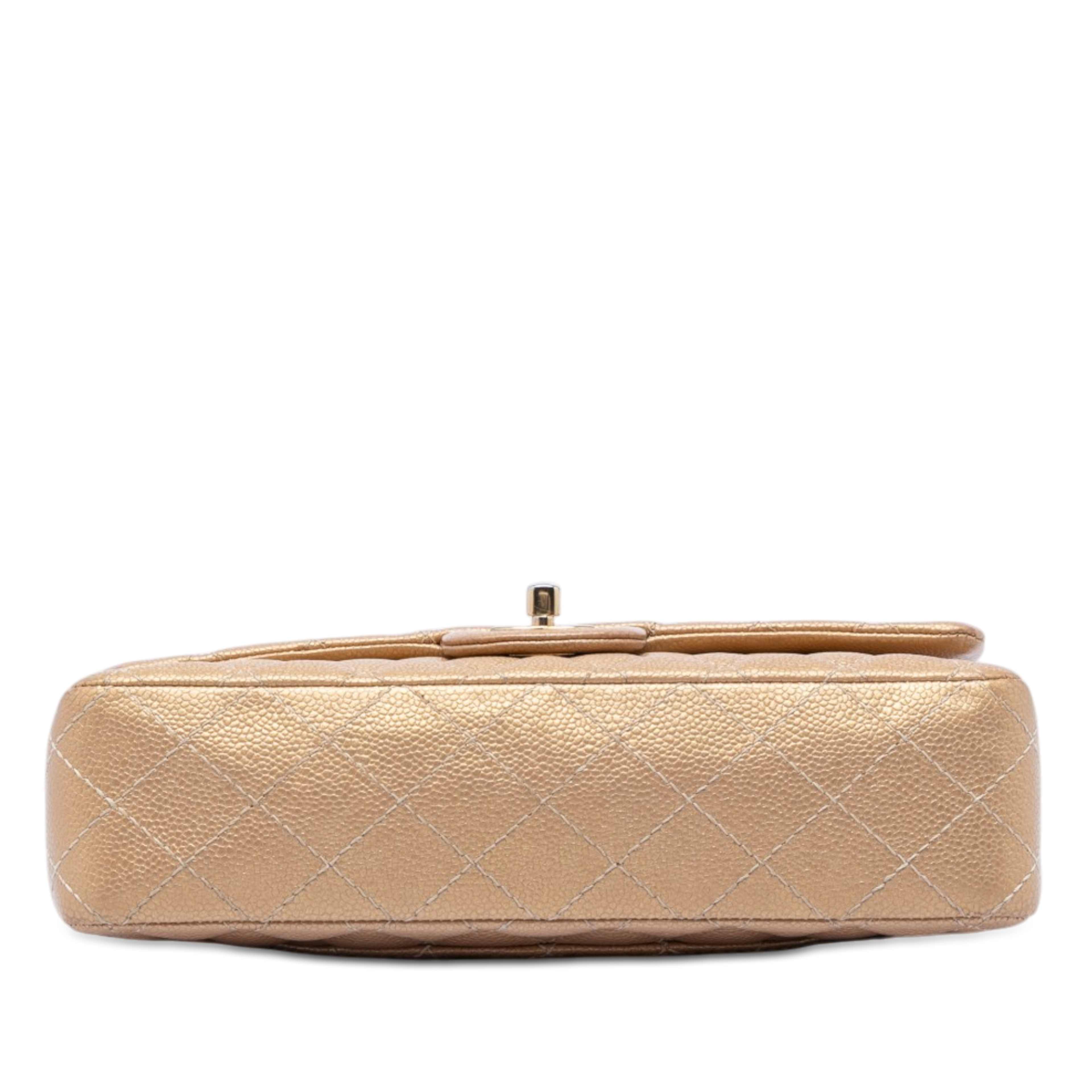 Chanel Medium Classic Iridescent Caviar Double Flap, från Luxclusif, i färgen beige. Klicka för att öppna bilden i stort format