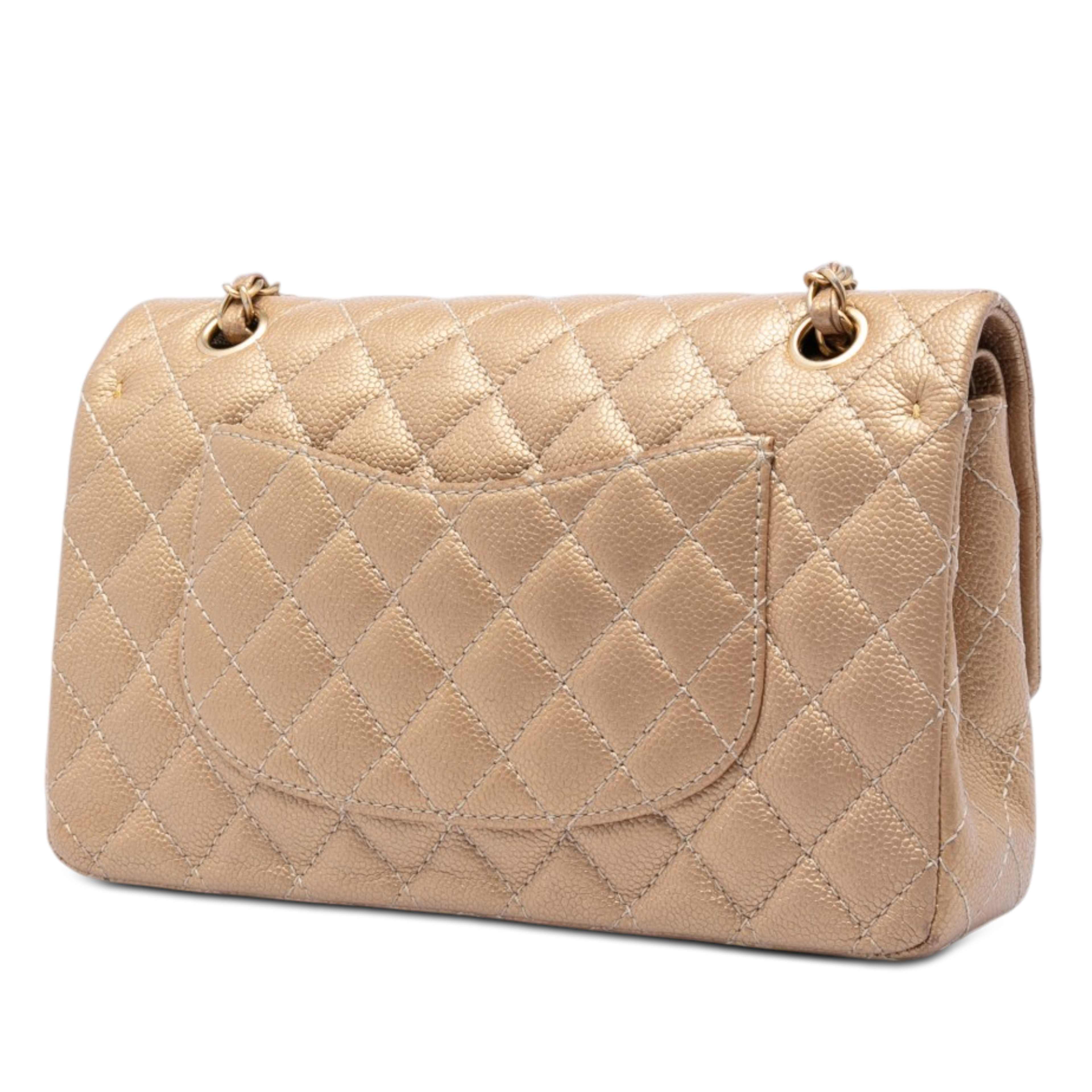 Chanel Medium Classic Iridescent Caviar Double Flap, från Luxclusif, i färgen beige. Klicka för att öppna bilden i stort format