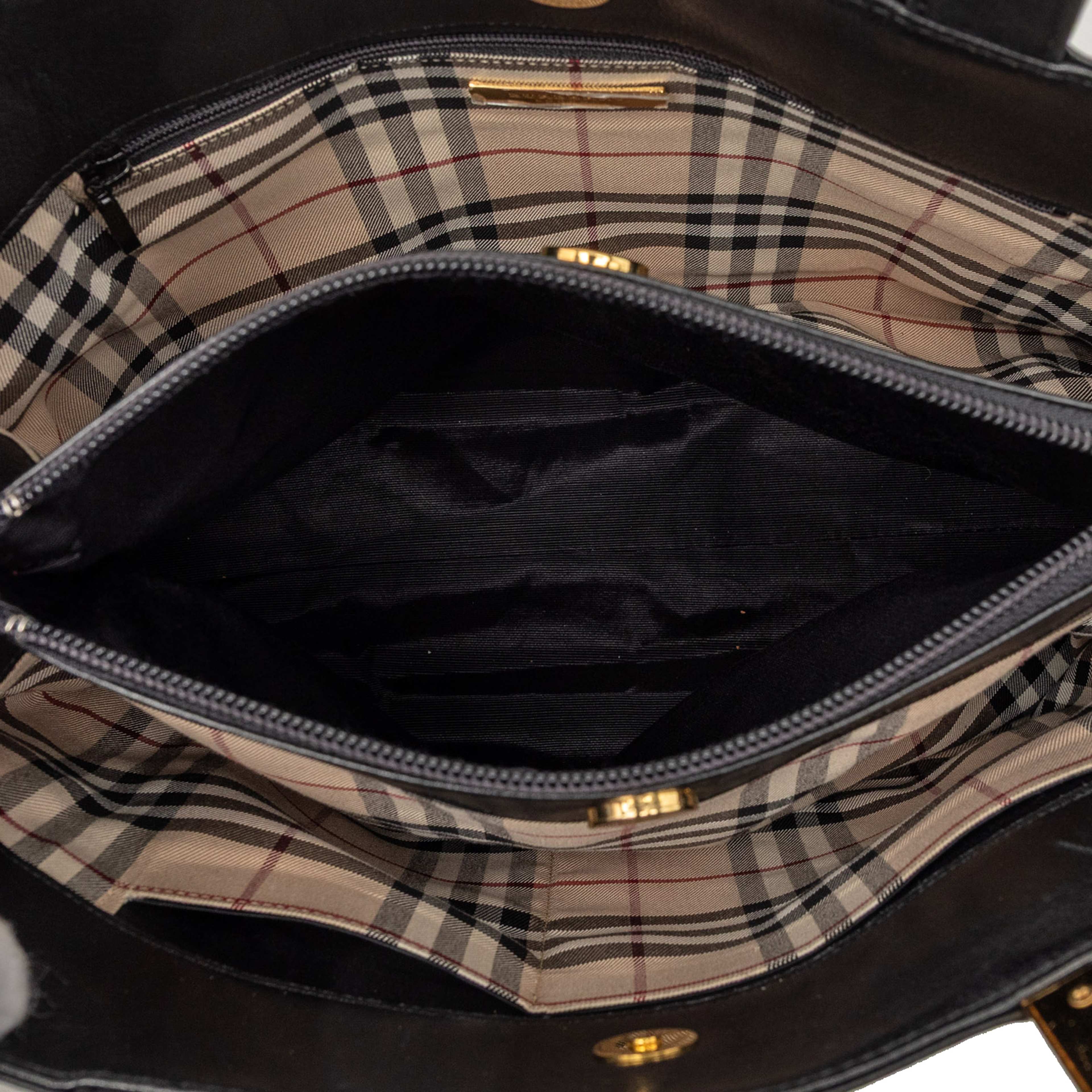 Burberry Leather Tote, från Luxclusif, i färgen black. Klicka för att öppna bilden i stort format