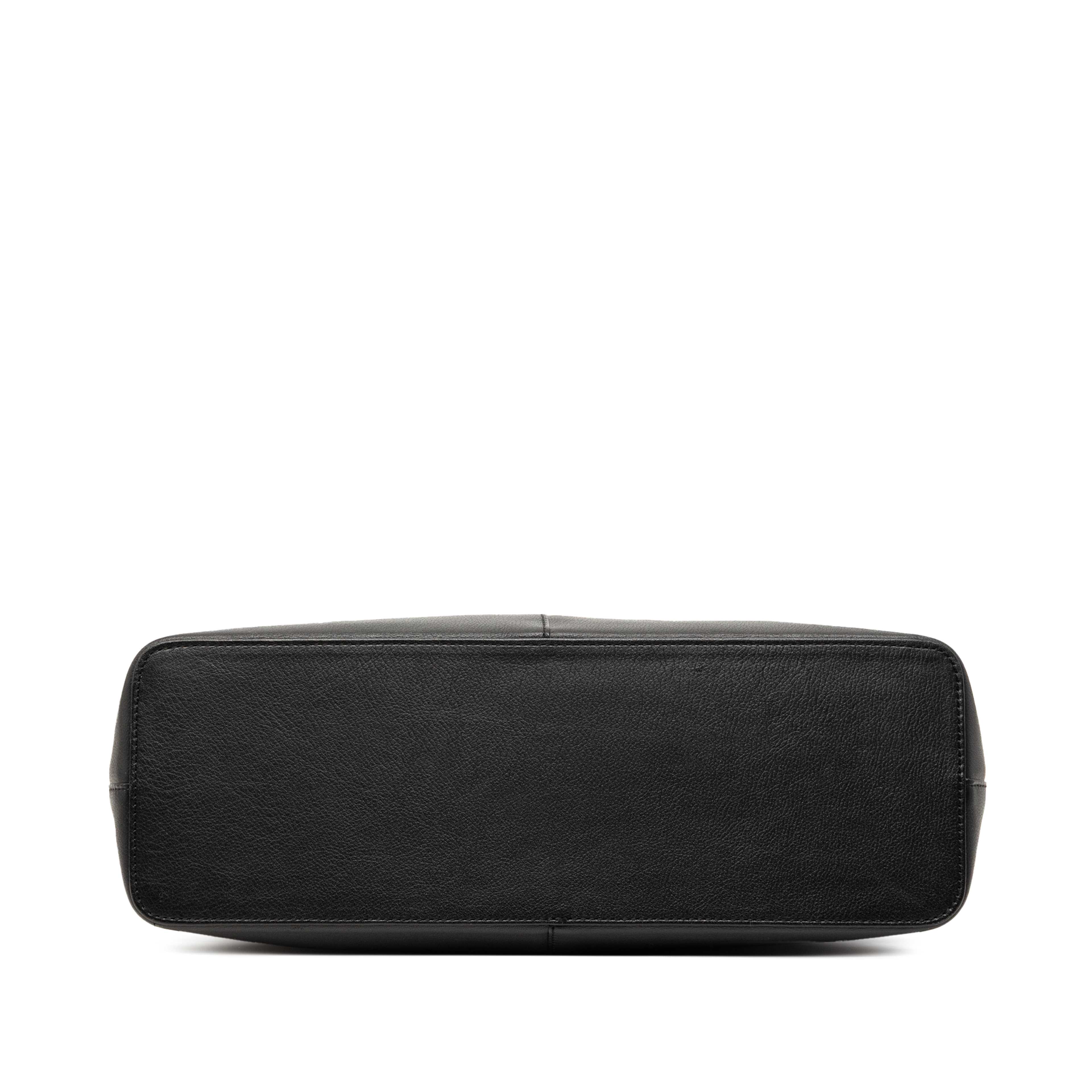 Burberry Leather Tote, från Luxclusif, i färgen black. Klicka för att öppna bilden i stort format