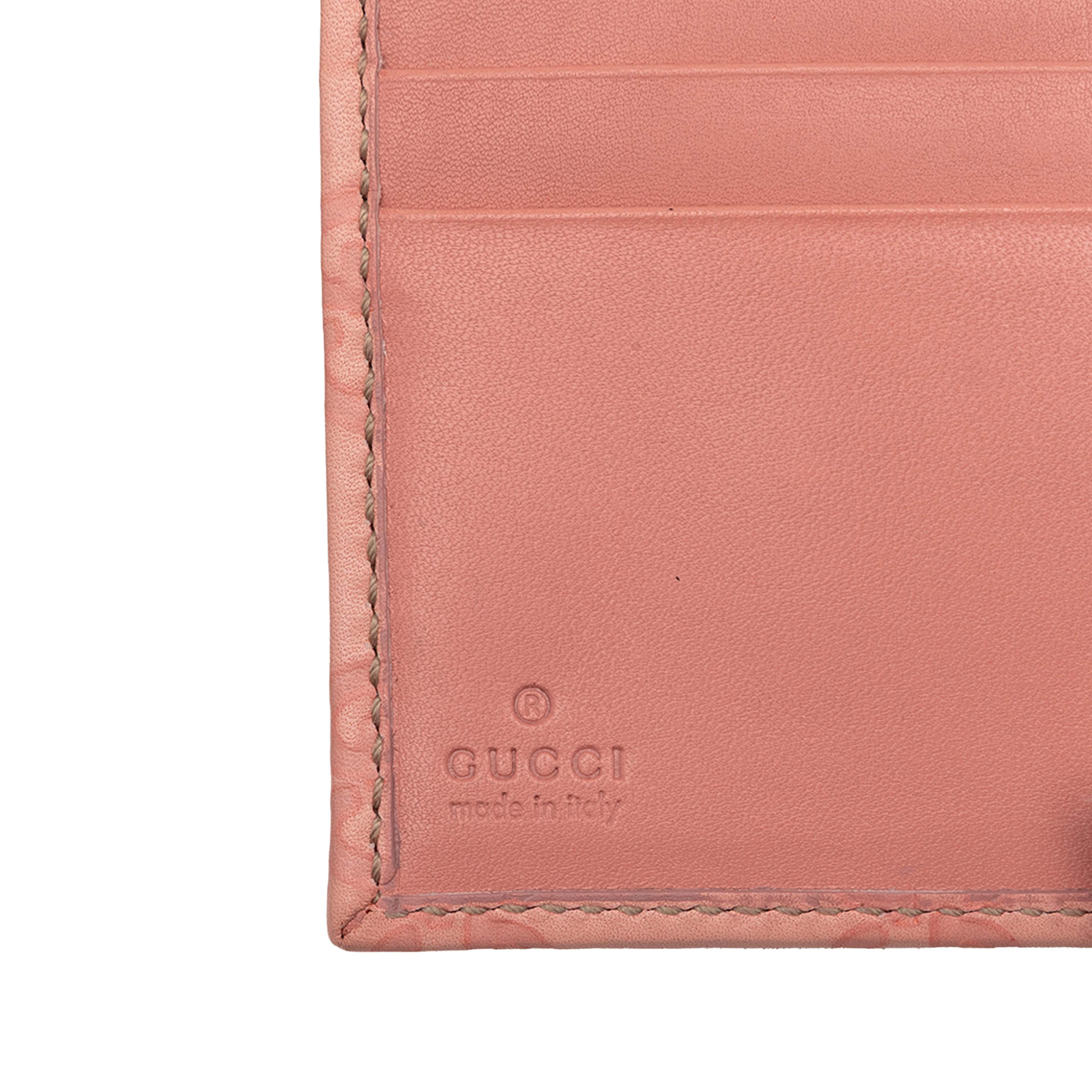 Gucci Guccissima Metal Bar French Flap Wallet, från Luxclusif, i färgen rosa. Klicka för att öppna bilden i stort format
