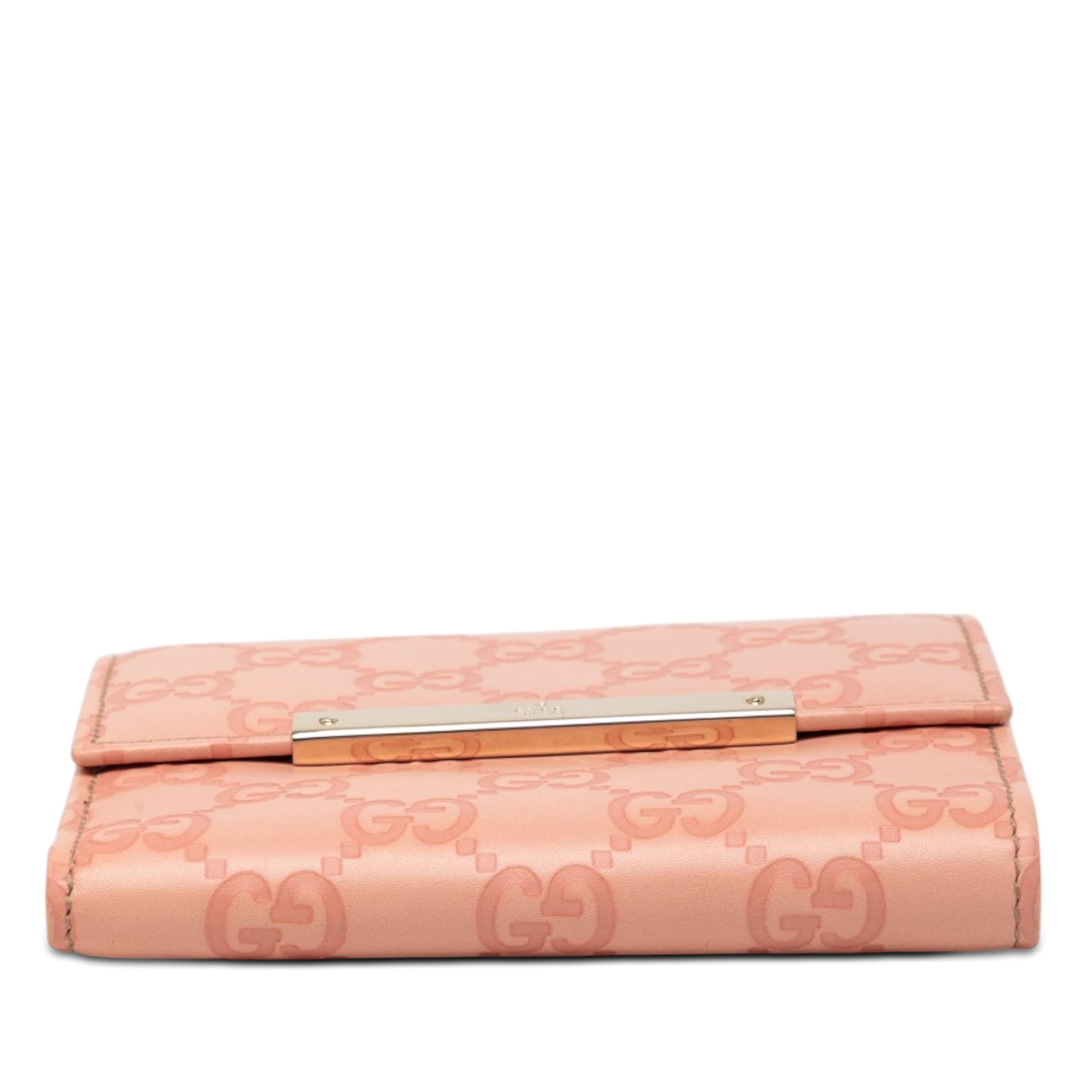 Gucci Guccissima Metal Bar French Flap Wallet, från Luxclusif, i färgen rosa. Klicka för att öppna bilden i stort format