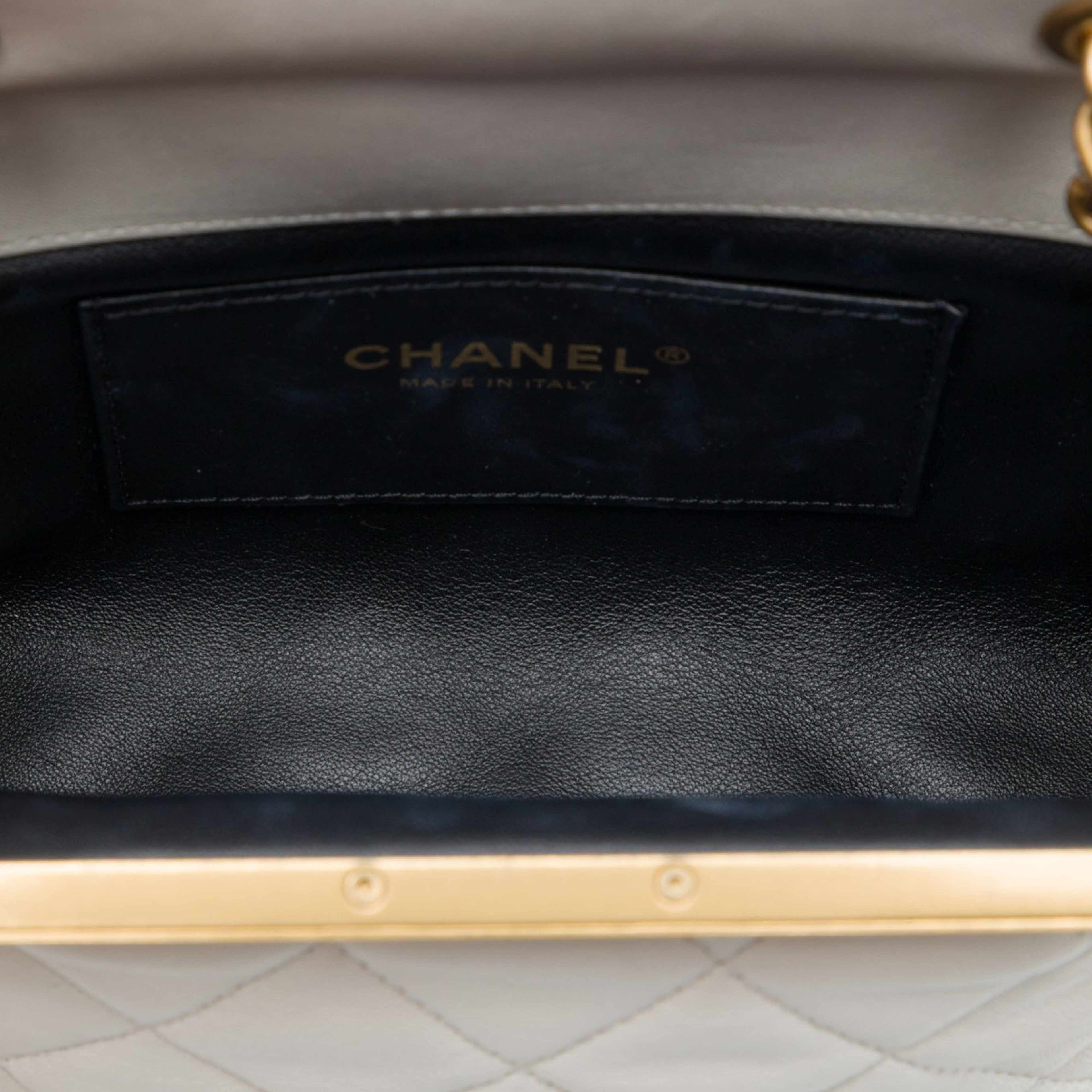 Chanel Mini Quilted Lambskin Paris Monaco Kiss Lock Vanity Bag, från Luxclusif, i färgen vit. Klicka för att öppna bilden i stort format