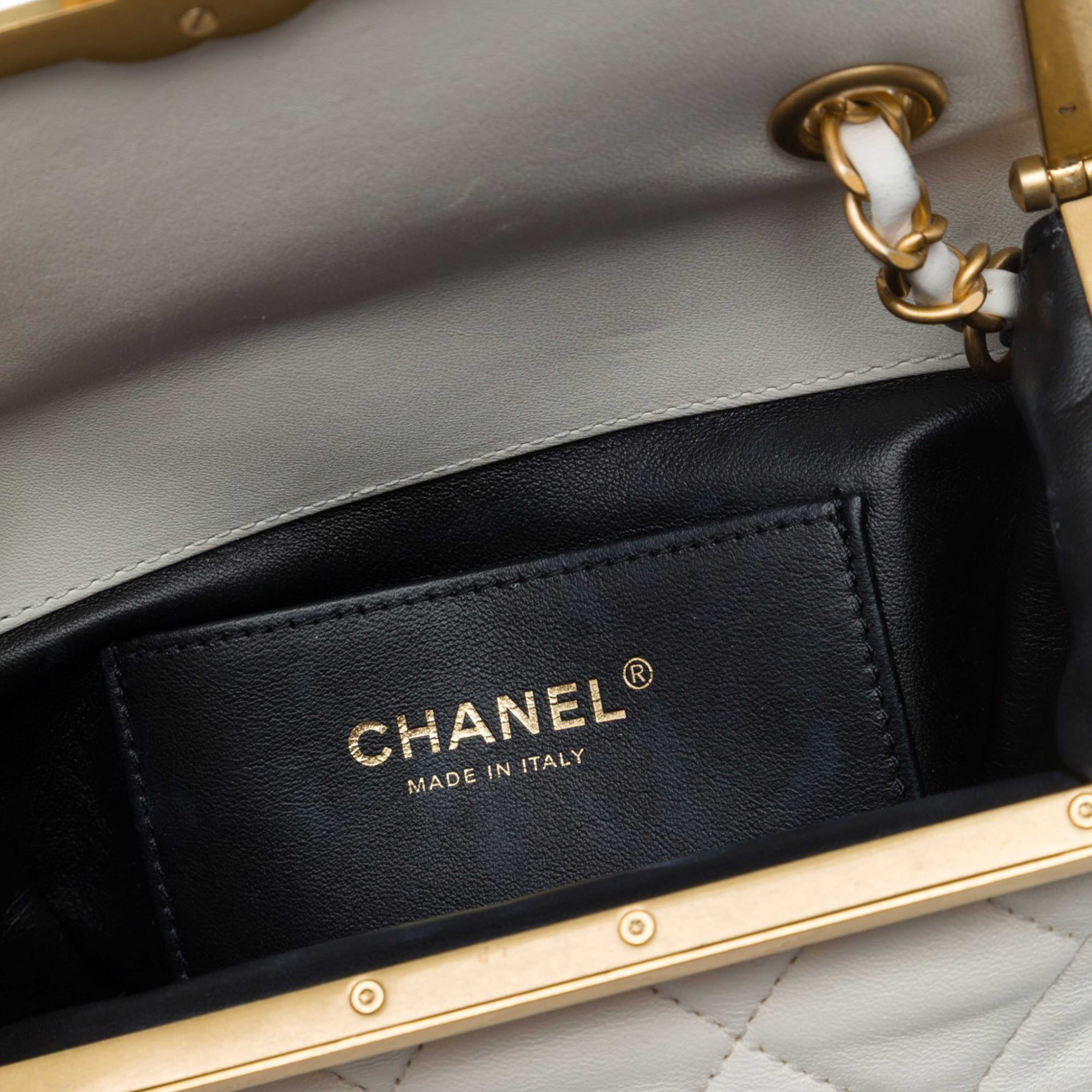 Chanel Mini Quilted Lambskin Paris Monaco Kiss Lock Vanity Bag, från Luxclusif, i färgen vit. Klicka för att öppna bilden i stort format