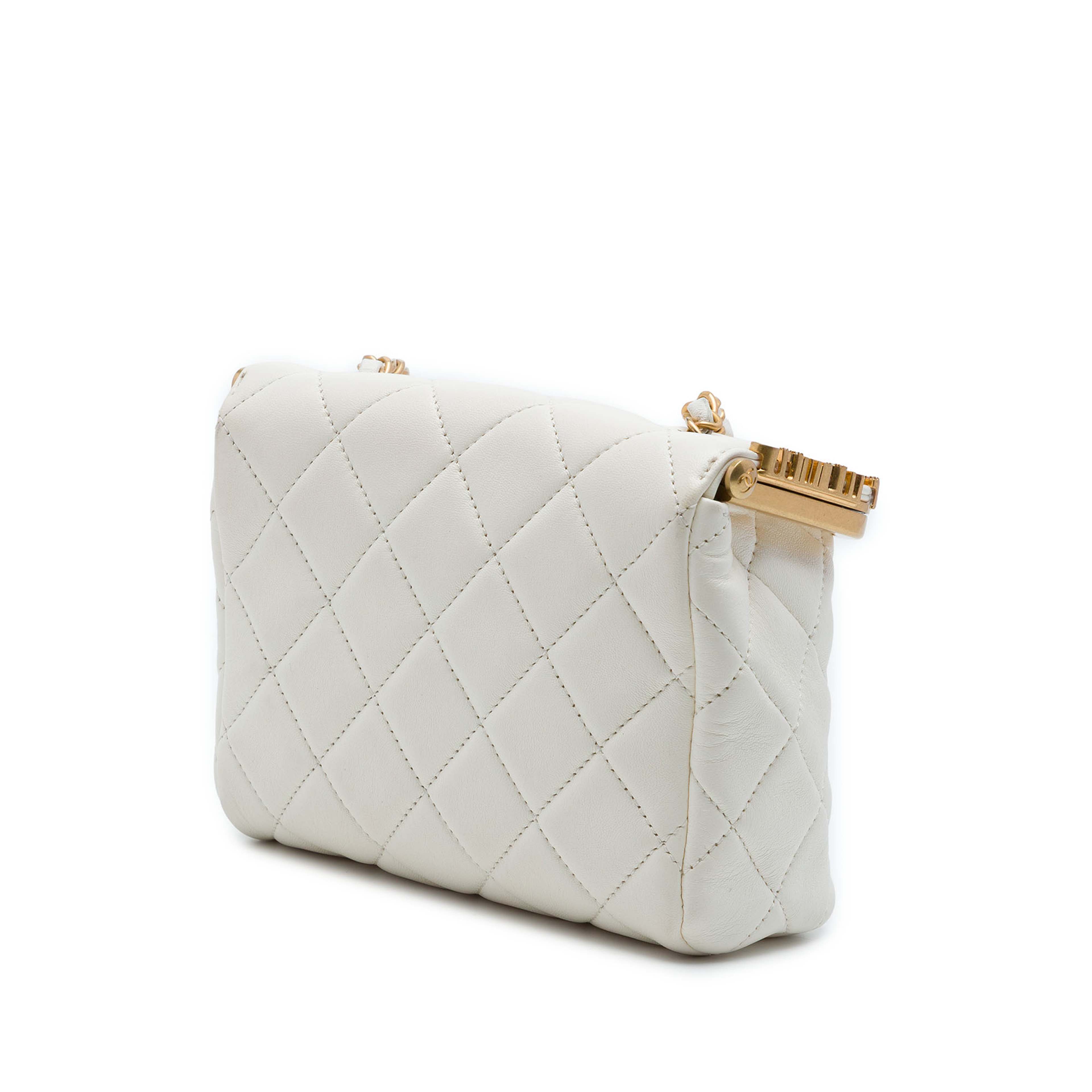 Chanel Mini Quilted Lambskin Paris Monaco Kiss Lock Vanity Bag, från Luxclusif, i färgen vit. Klicka för att öppna bilden i stort format