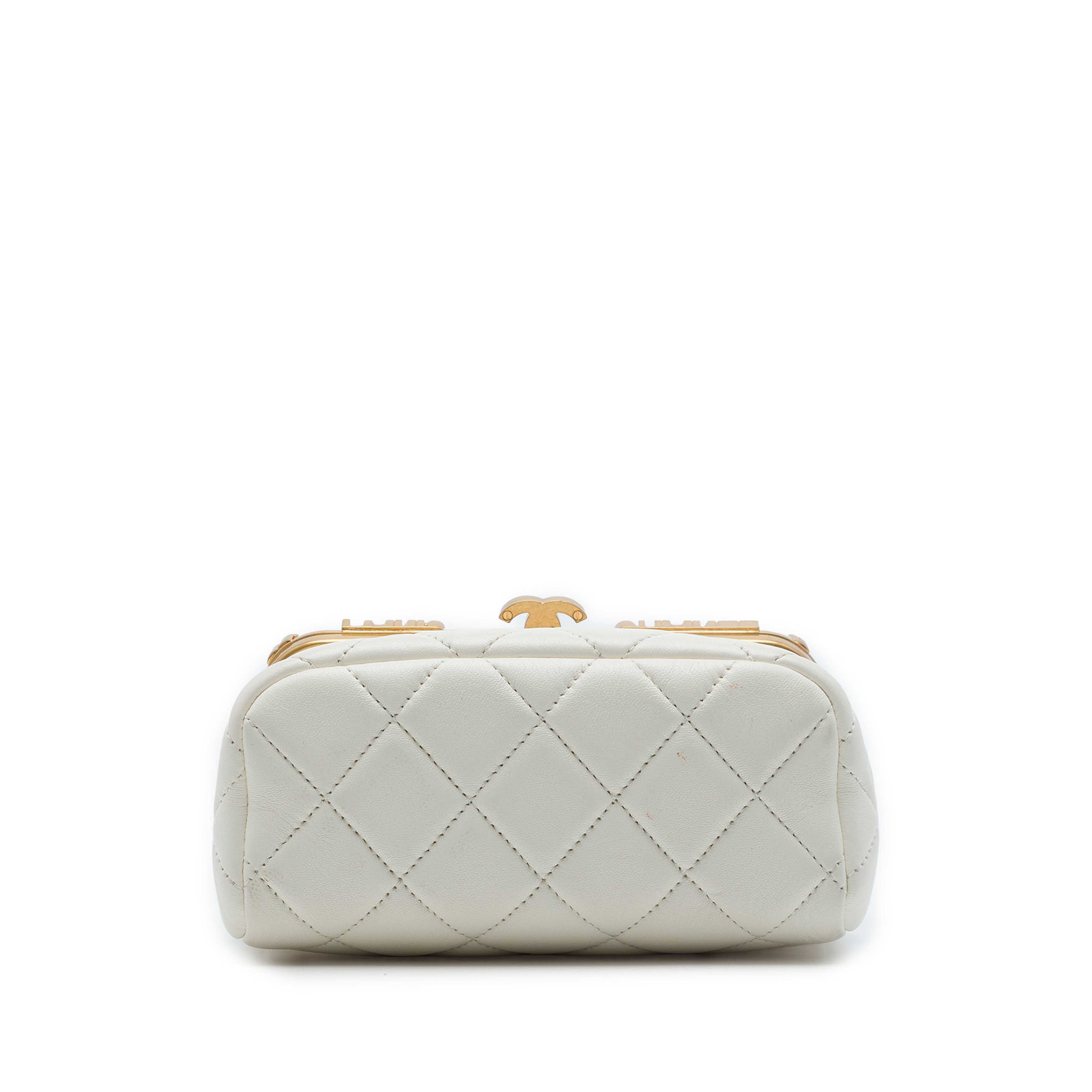 Chanel Mini Quilted Lambskin Paris Monaco Kiss Lock Vanity Bag, från Luxclusif, i färgen vit. Klicka för att öppna bilden i stort format
