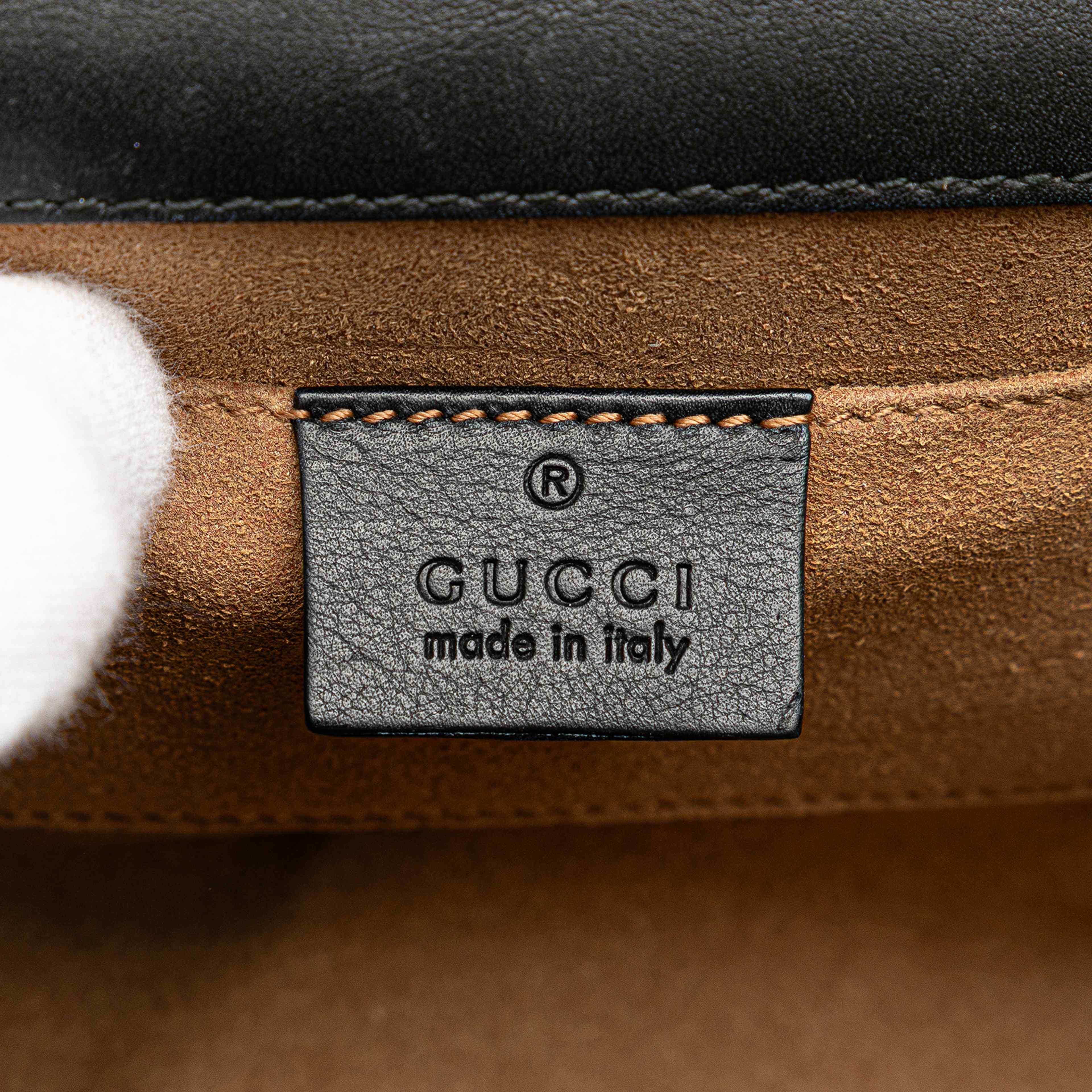 Gucci Small Leather Padlock Crossbody, från Luxclusif, i färgen black. Klicka för att öppna bilden i stort format