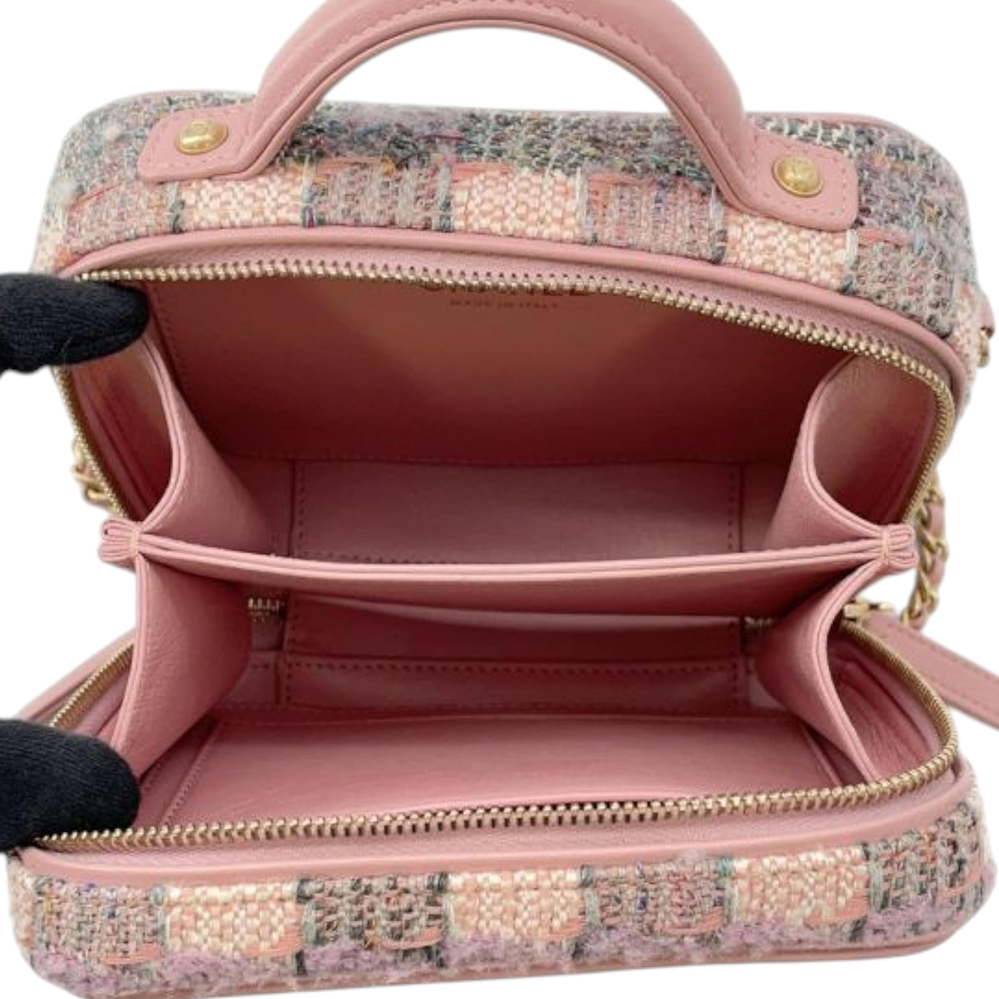 Chanel Small Tweed Cc Filigree Vanity Case, från Luxclusif, i färgen light pink. Klicka för att öppna bilden i stort format