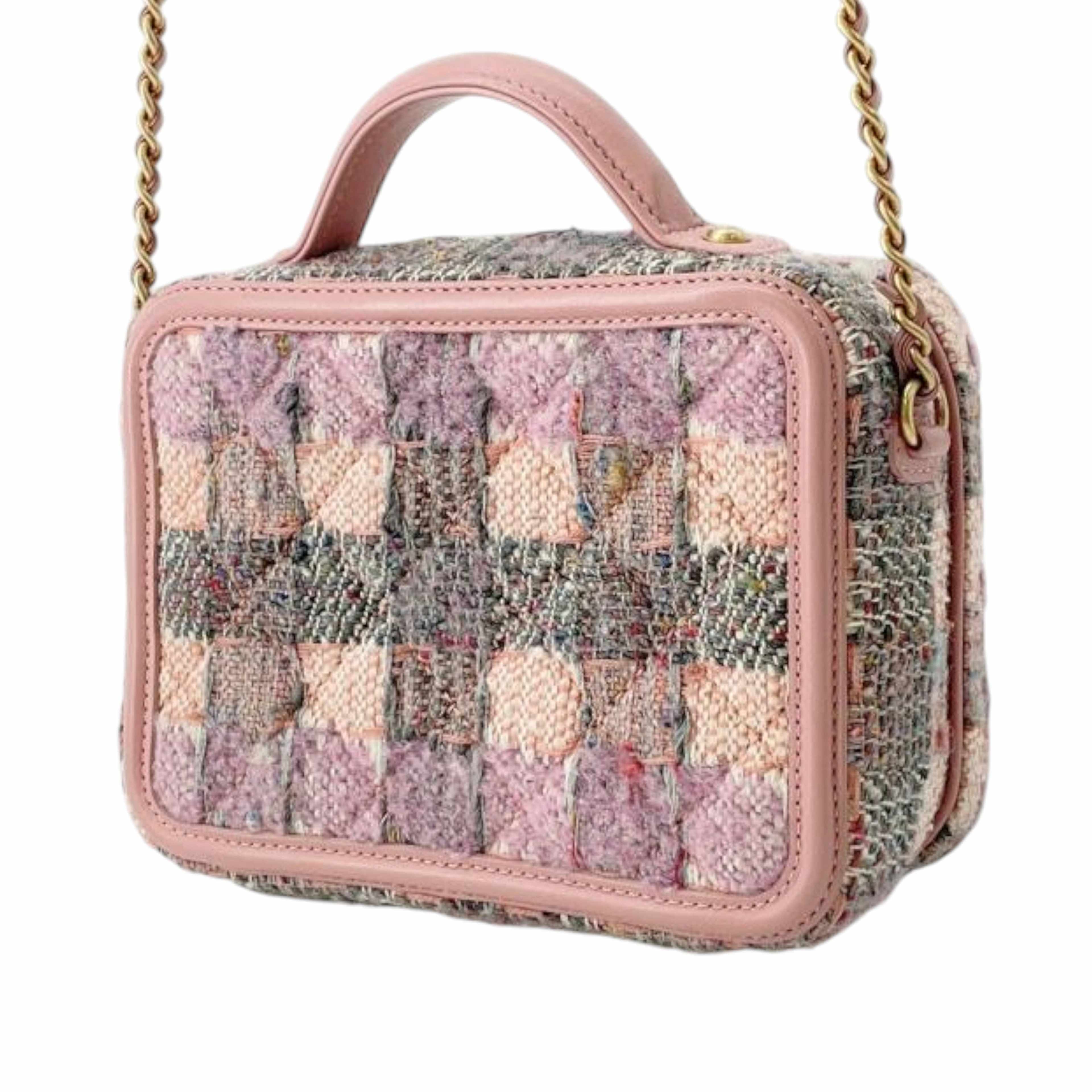 Chanel Small Tweed Cc Filigree Vanity Case, från Luxclusif, i färgen light pink. Klicka för att öppna bilden i stort format