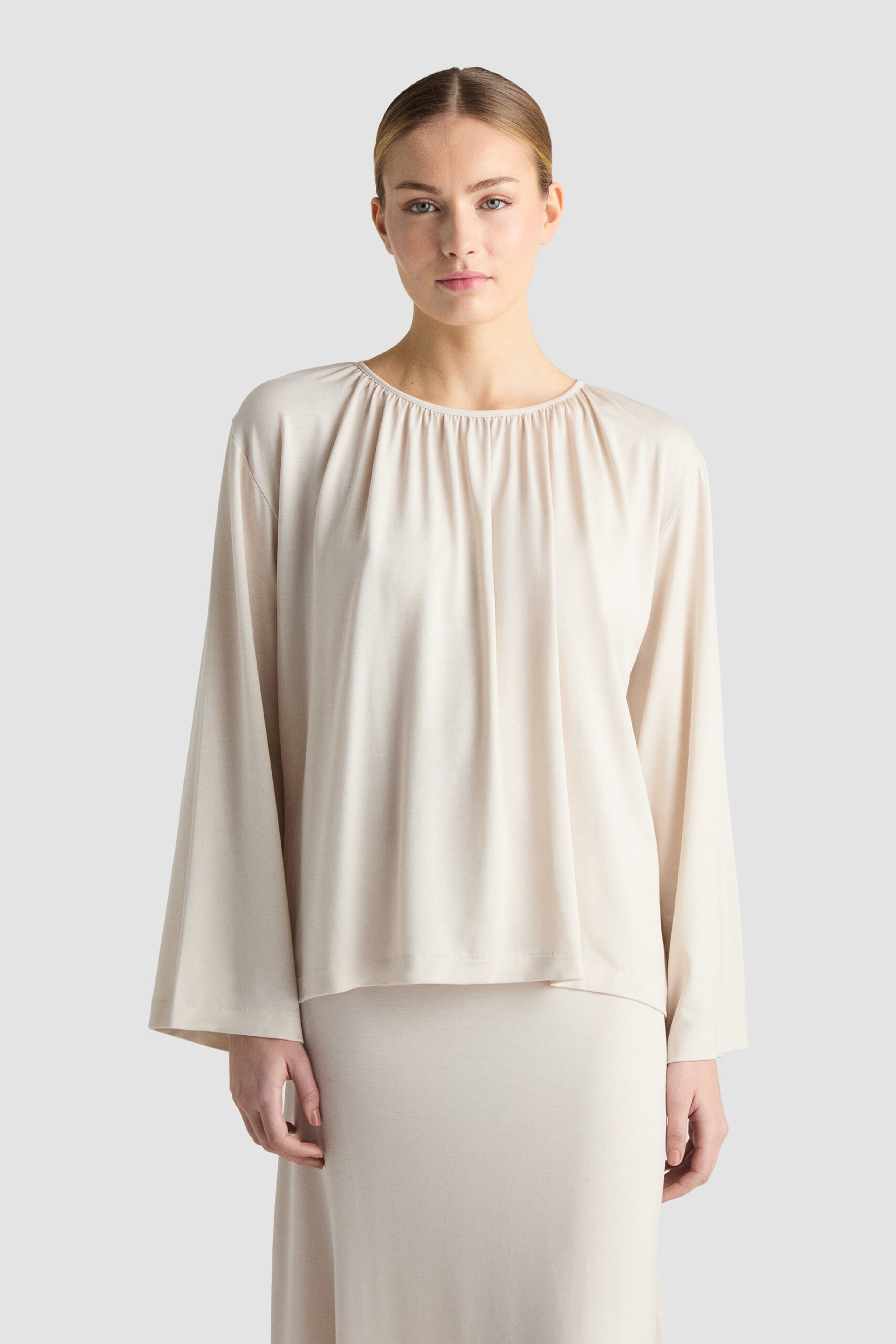 Ciri Top - Oyster, från Residus, i färgen beige. Klicka för att öppna bilden i stort format