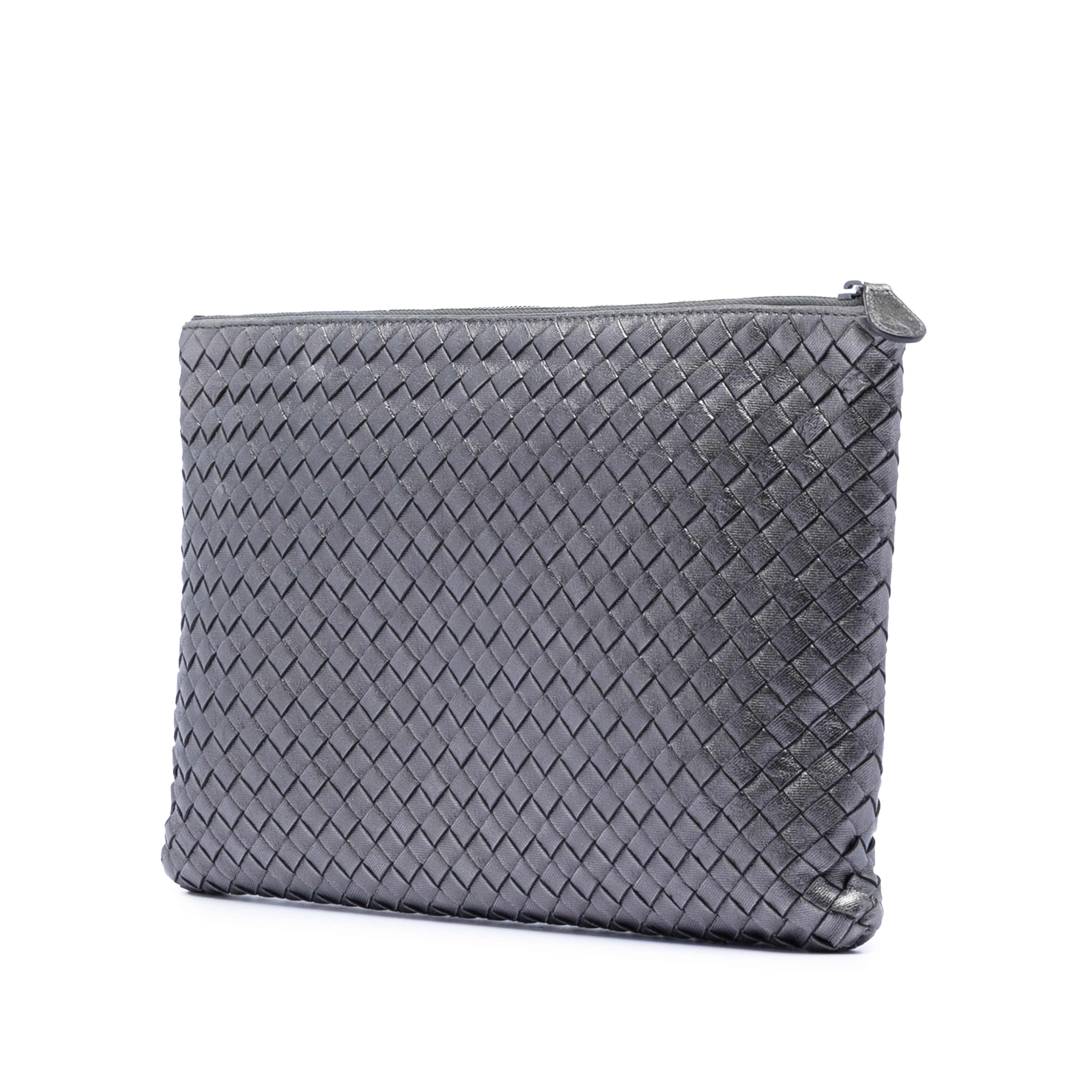 Bottega Veneta Metallic Nappa Intrecciato Clutch, från Luxclusif, i färgen dark gray. Klicka för att öppna bilden i stort format