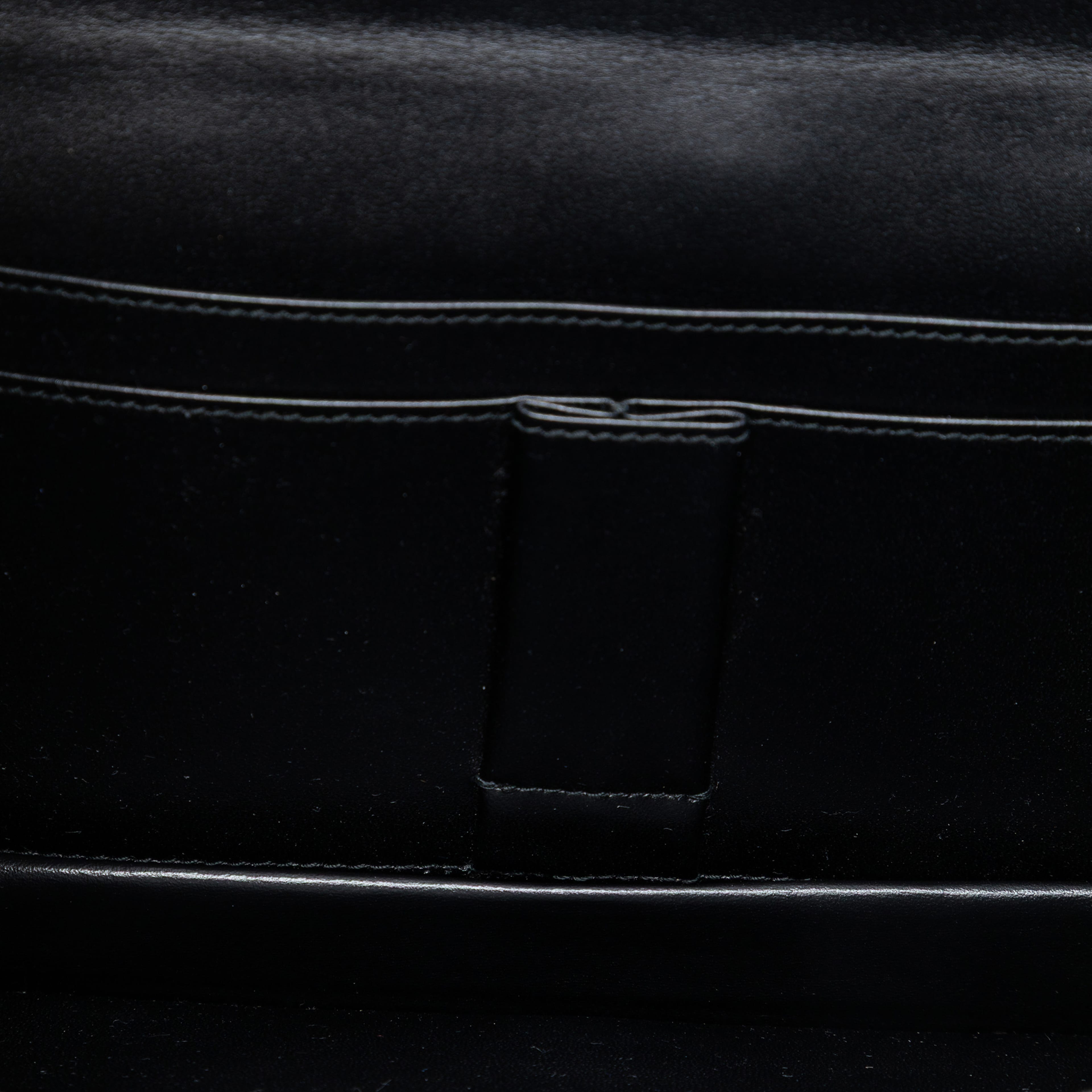 Dior Smooth Calfskin Handbag, från Luxclusif, i färgen black. Klicka för att öppna bilden i stort format