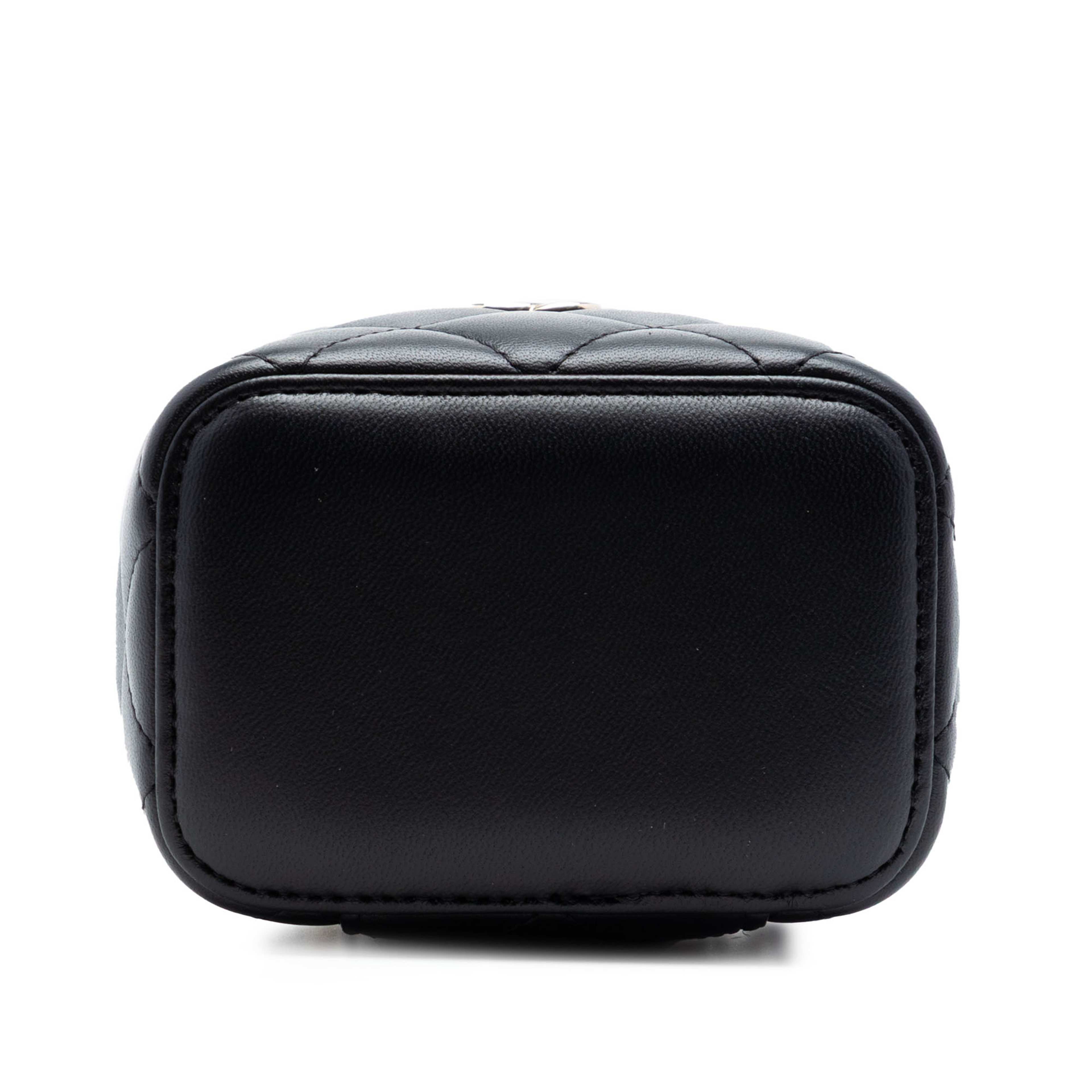 Chanel Mini Quilted Lambskin Trendy Cc Vanity Case, från Luxclusif, i färgen black. Klicka för att öppna bilden i stort format