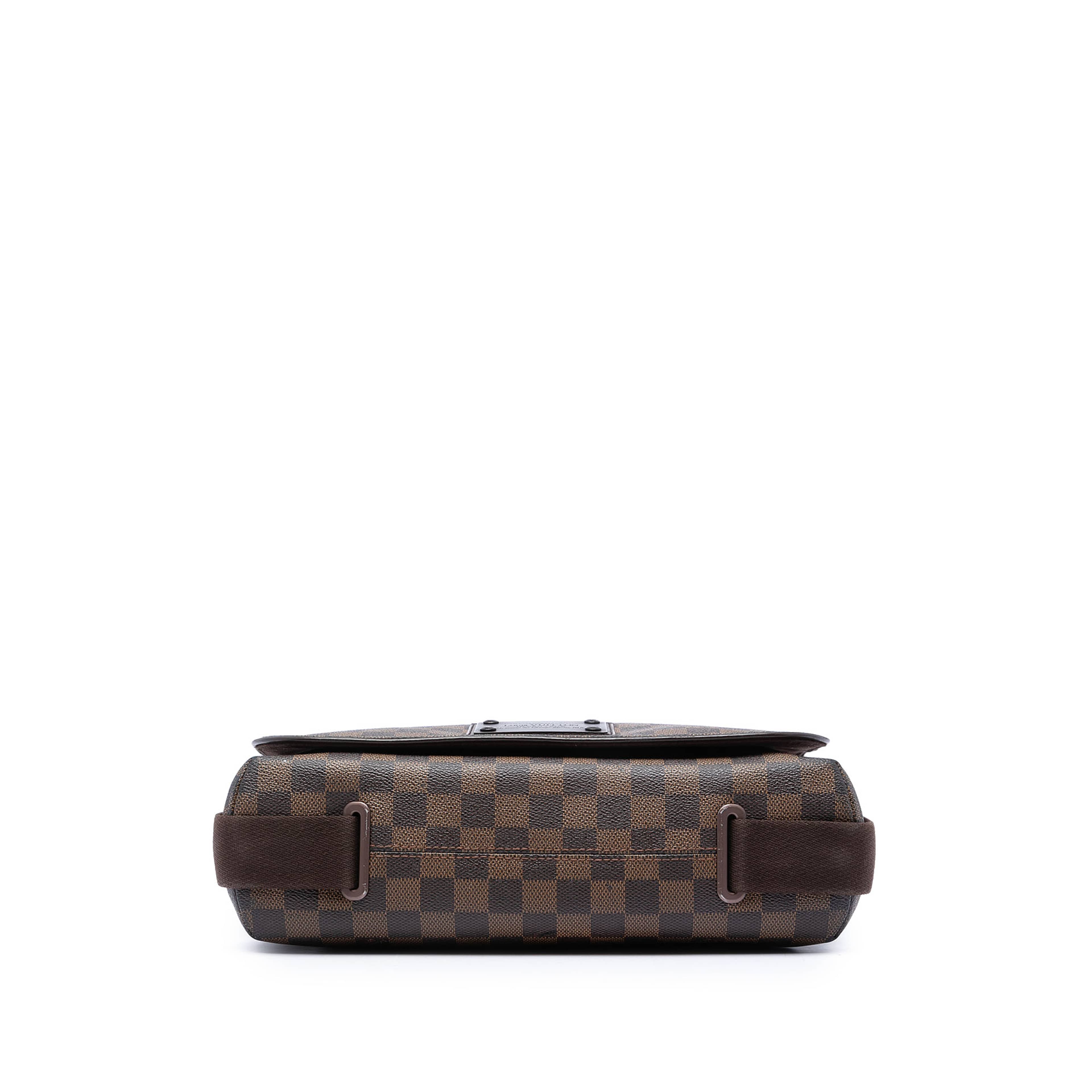 Louis Vuitton Damier Ebene Brooklyn Mm, från Luxclusif, i färgen brun. Klicka för att öppna bilden i stort format