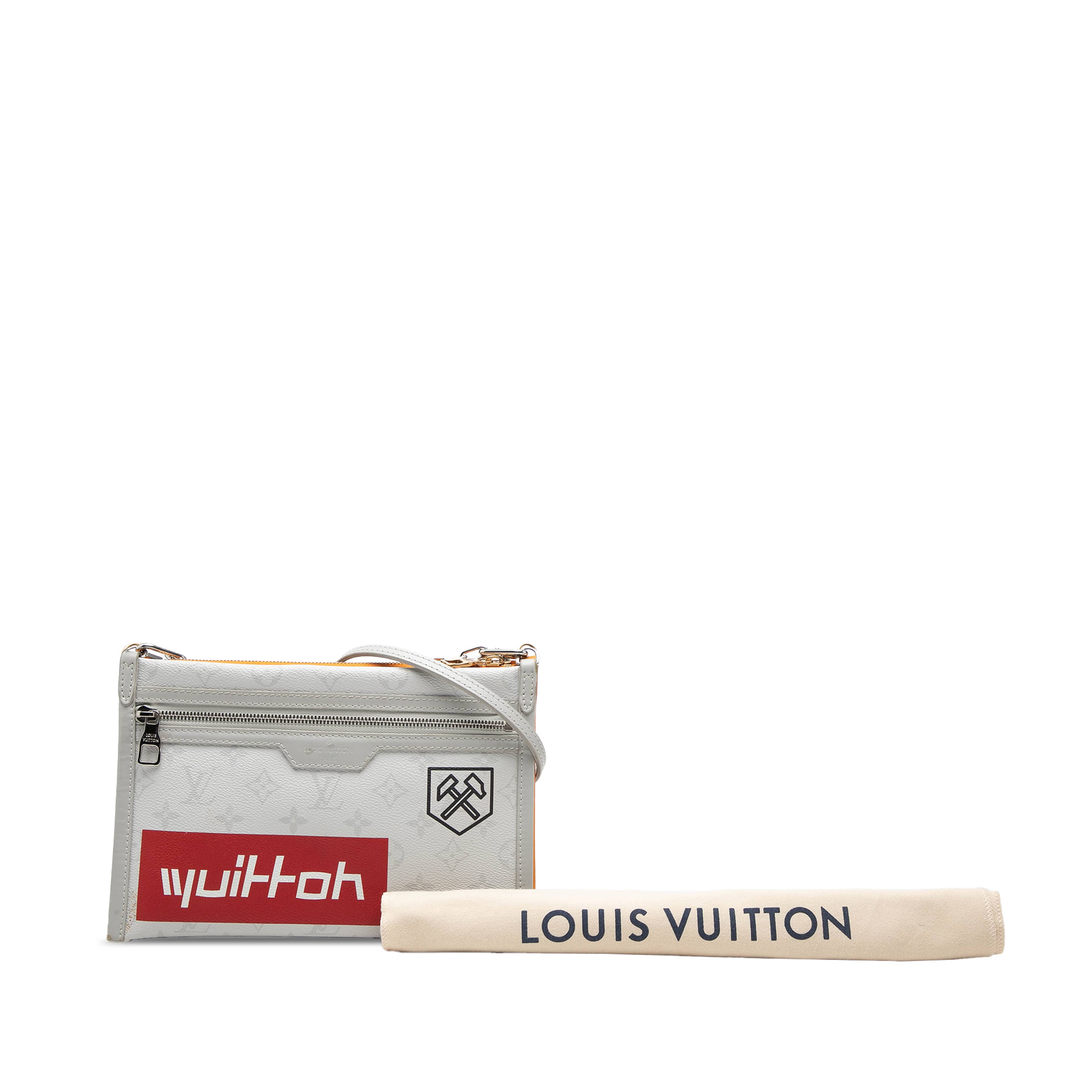 Louis Vuitton Monogram Antartica Double Flat Messenger, från Luxclusif, i färgen grå. Klicka för att öppna bilden i stort format