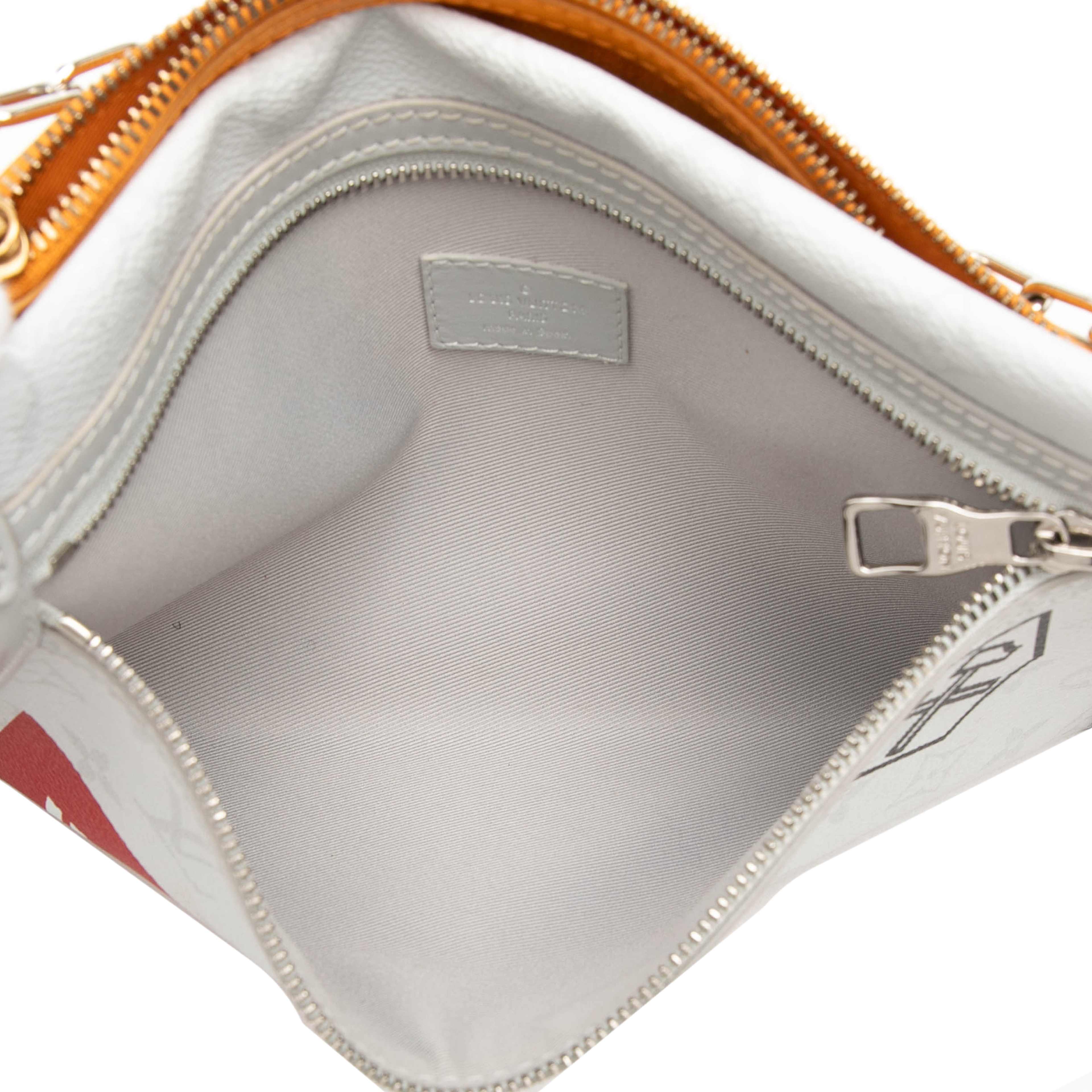 Louis Vuitton Monogram Antartica Double Flat Messenger, från Luxclusif, i färgen light gray. Klicka för att öppna bilden i stort format