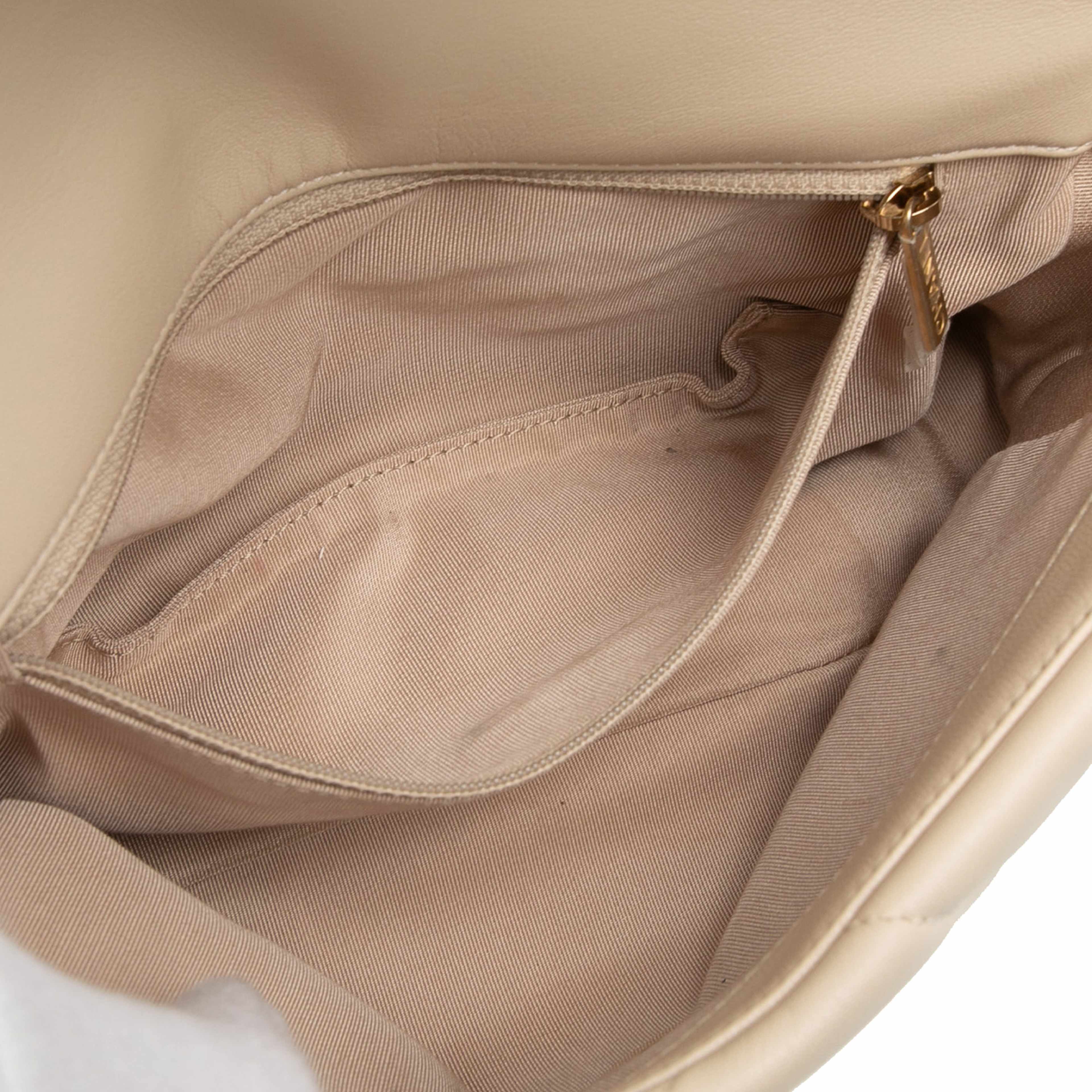 Chanel Medium Lambskin 19 Flap, från Luxclusif, i färgen light beige. Klicka för att öppna bilden i stort format