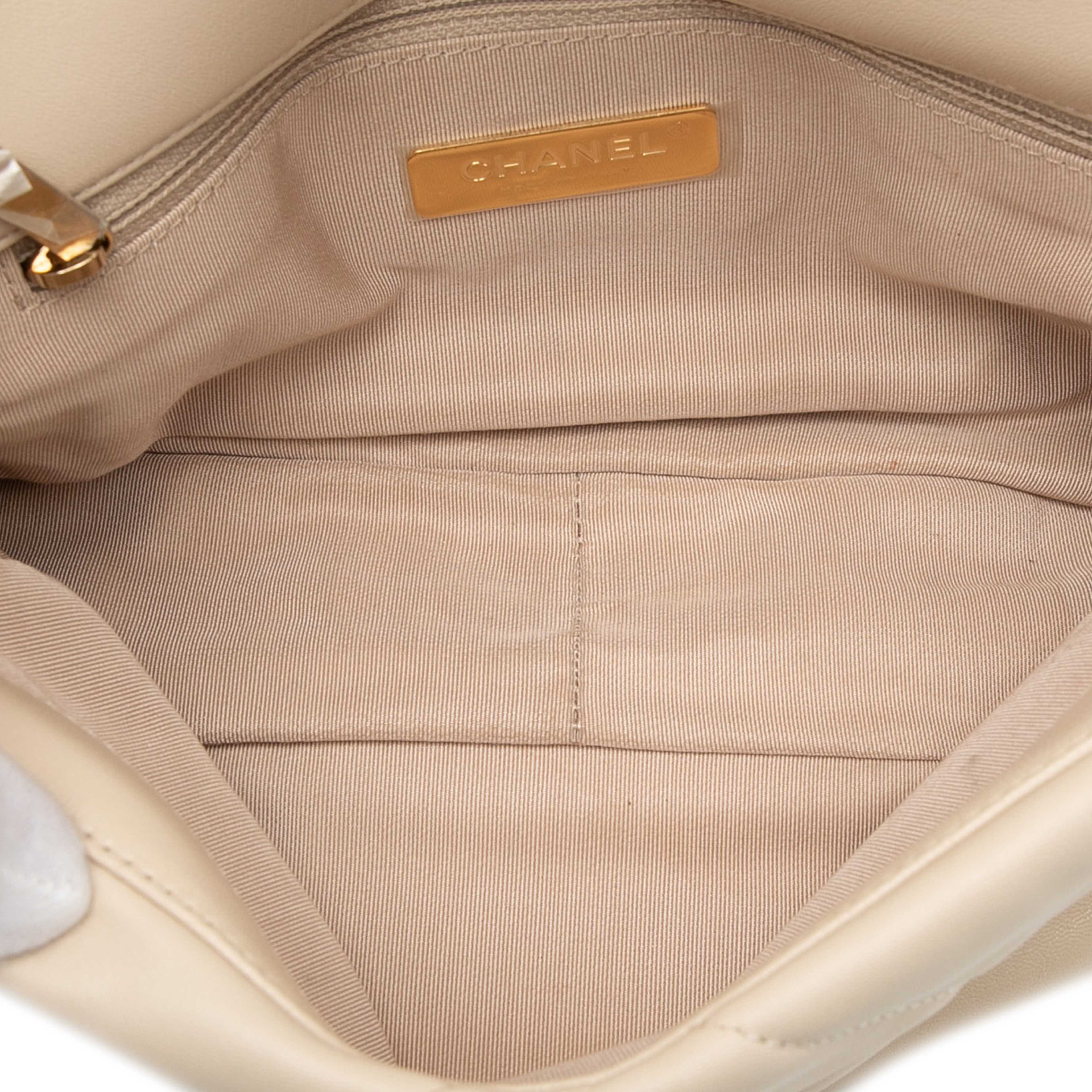 Chanel Medium Lambskin 19 Flap, från Luxclusif, i färgen light beige. Klicka för att öppna bilden i stort format