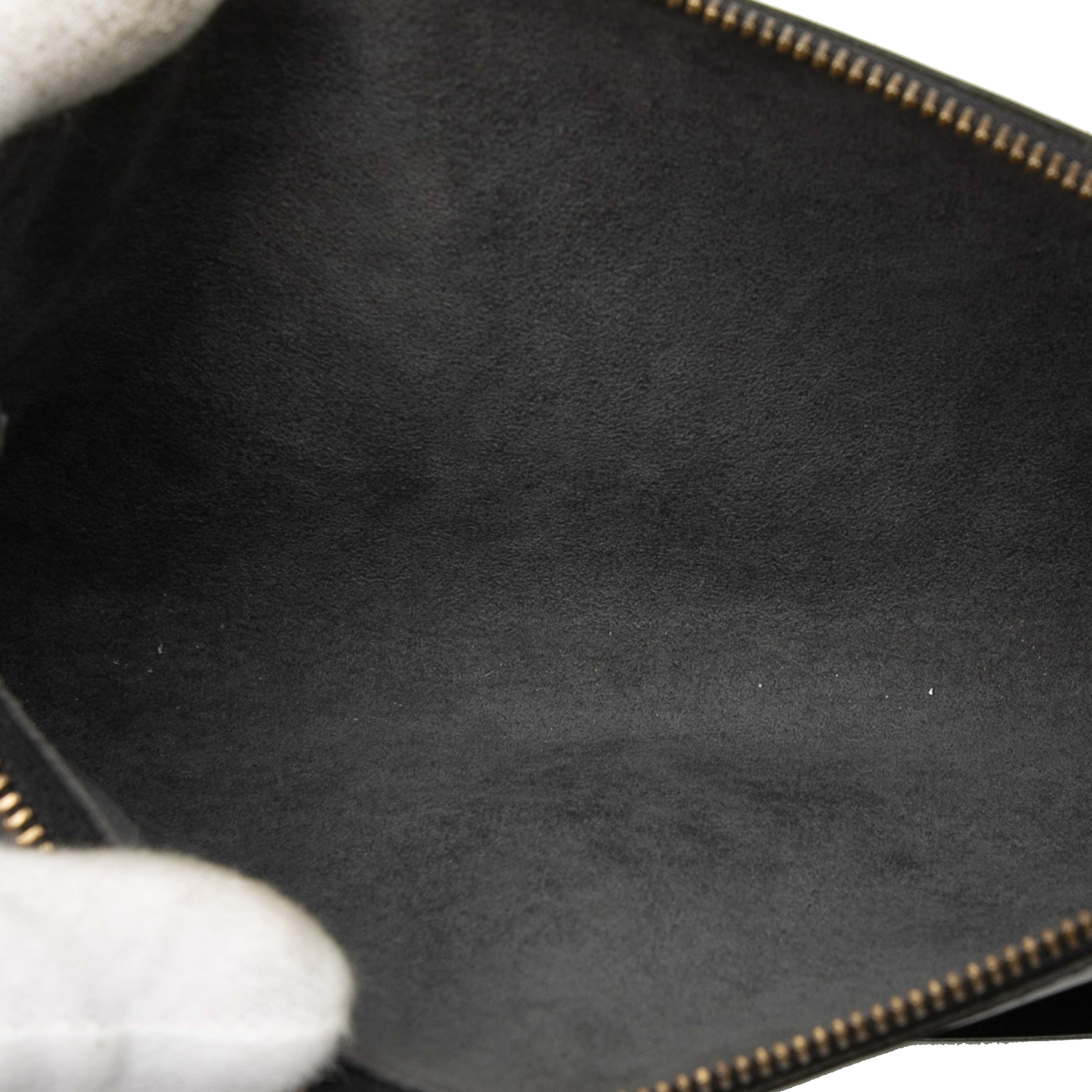 Louis Vuitton Epi Pochette Accessoires, från Luxclusif, i färgen black. Klicka för att öppna bilden i stort format