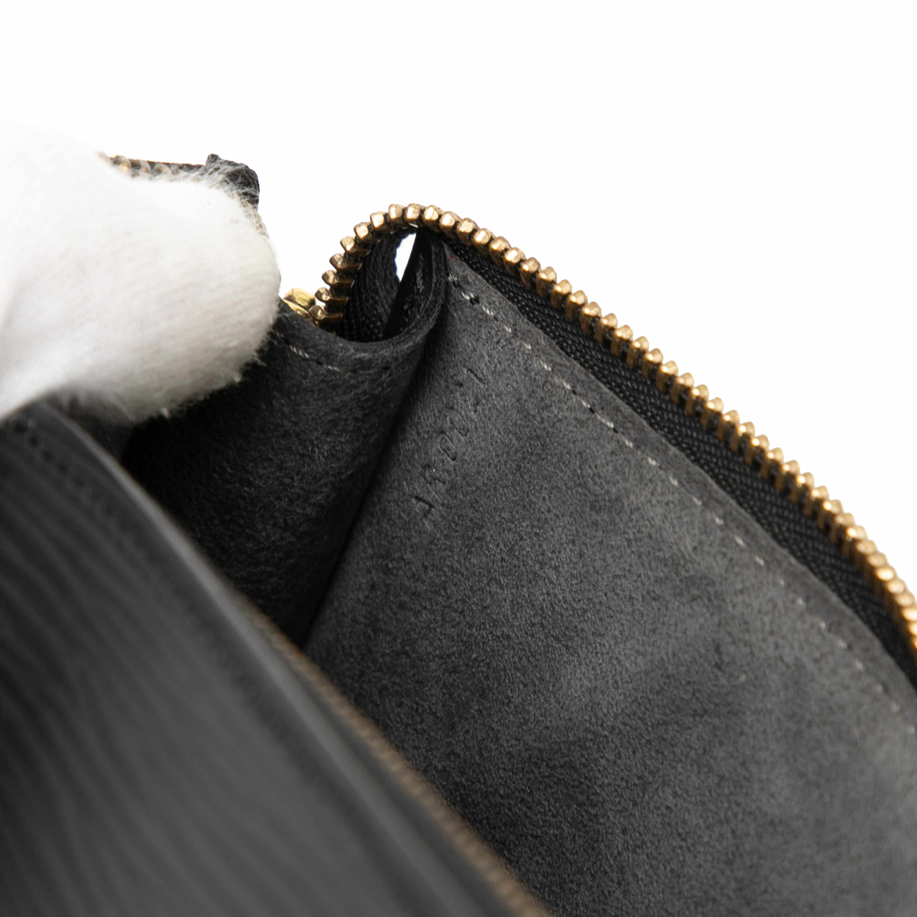 Louis Vuitton Epi Pochette Accessoires, från Luxclusif, i färgen black. Klicka för att öppna bilden i stort format