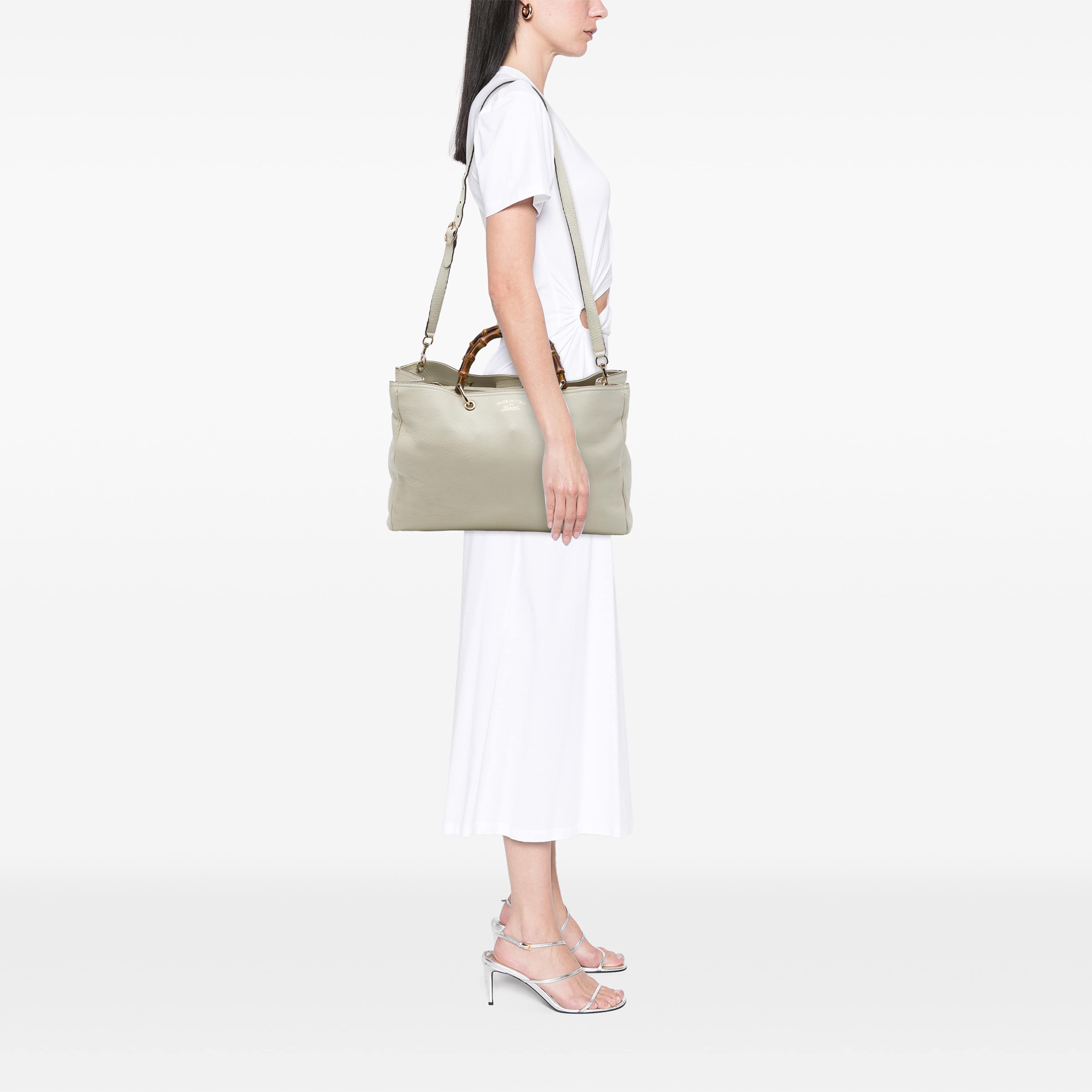 Gucci Large Calfskin Bamboo Shopper Satchel, från Luxclusif, i färgen brun. Klicka för att öppna bilden i stort format