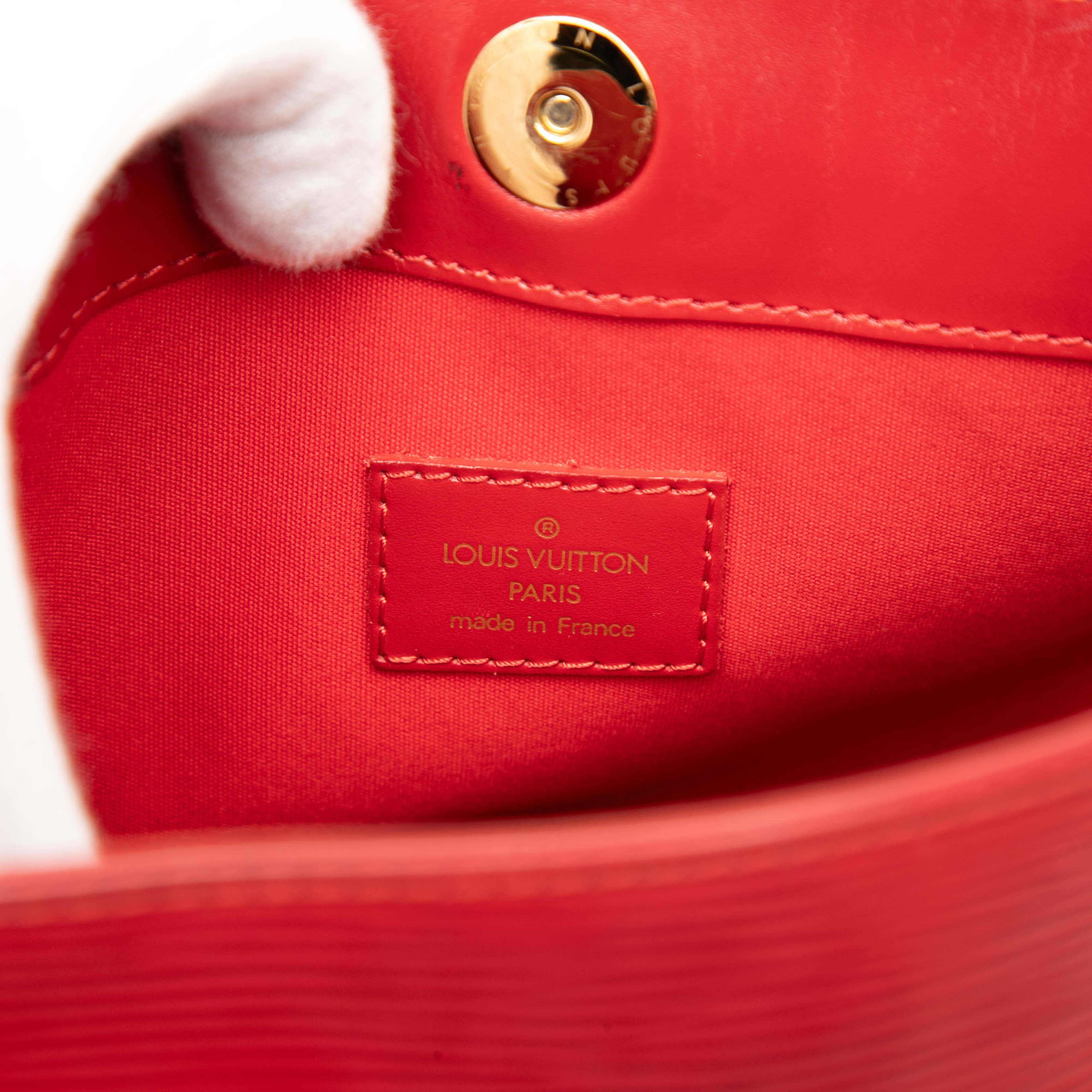 Louis Vuitton Epi Mandara Mm, från Luxclusif, i färgen röd. Klicka för att öppna bilden i stort format