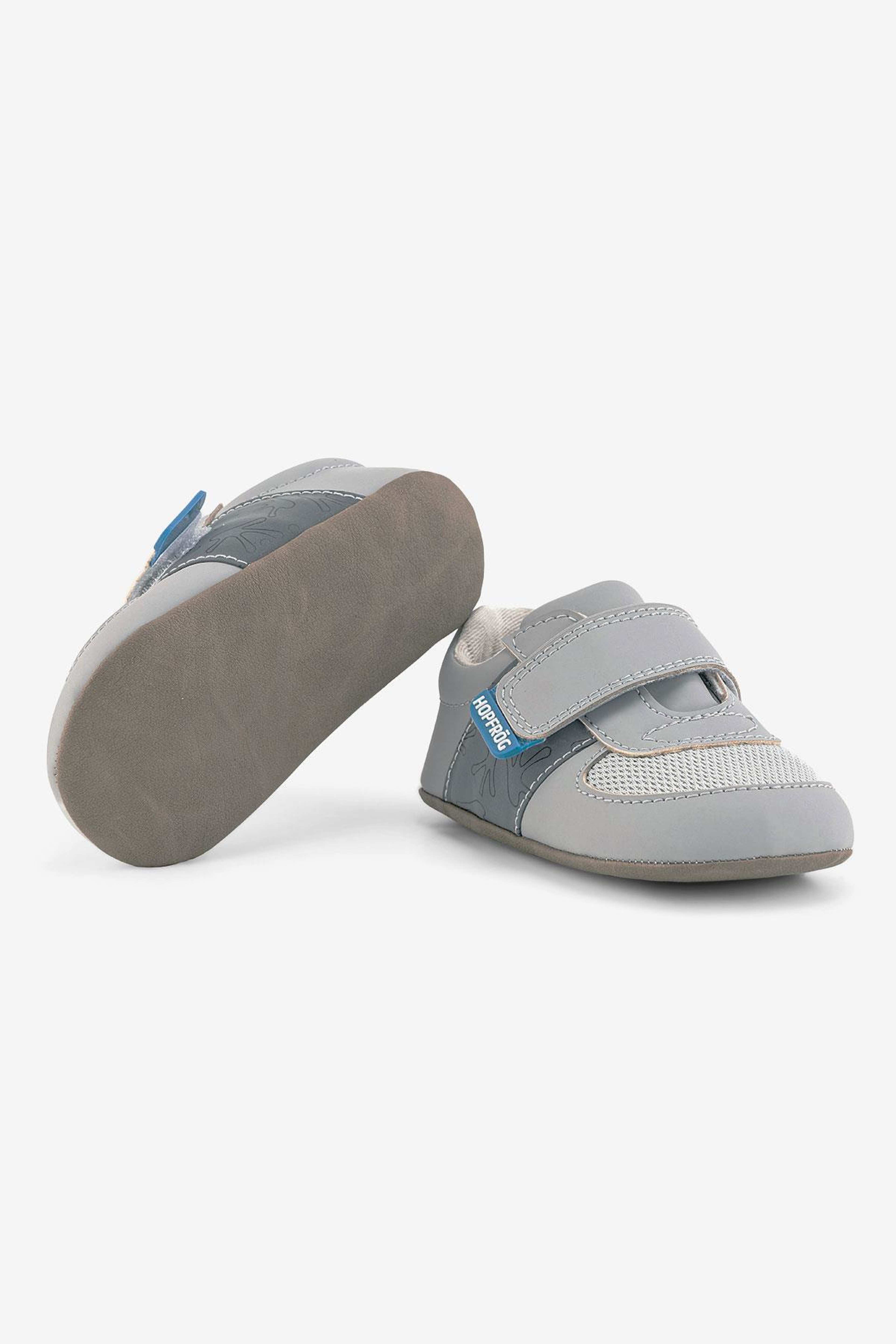 Hopfrög First Prime Barefoot, från Minimoca, i färgen cool grey. Klicka för att öppna bilden i stort format