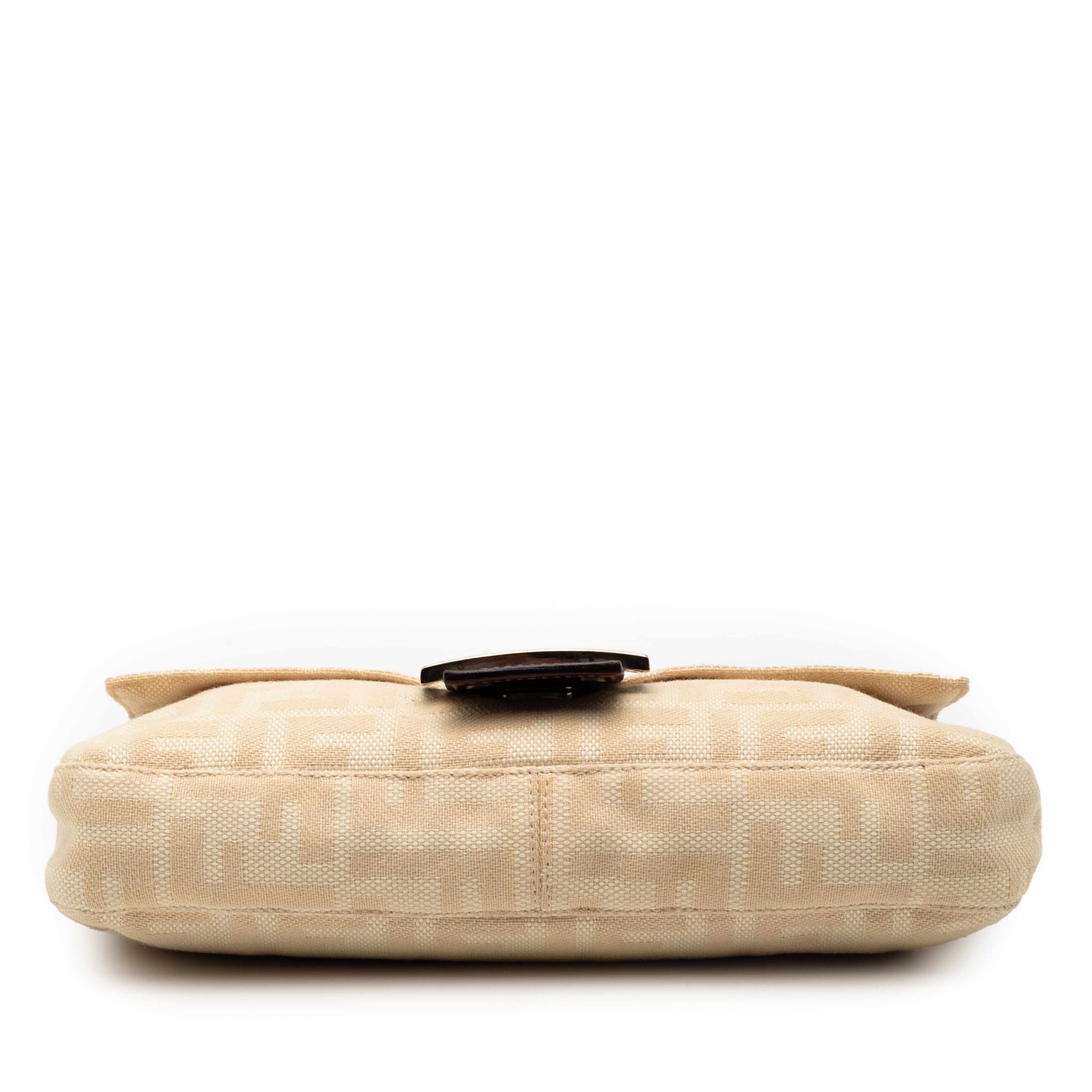 Fendi Zucca Canvas Baguette, från Luxclusif, i färgen beige. Klicka för att öppna bilden i stort format