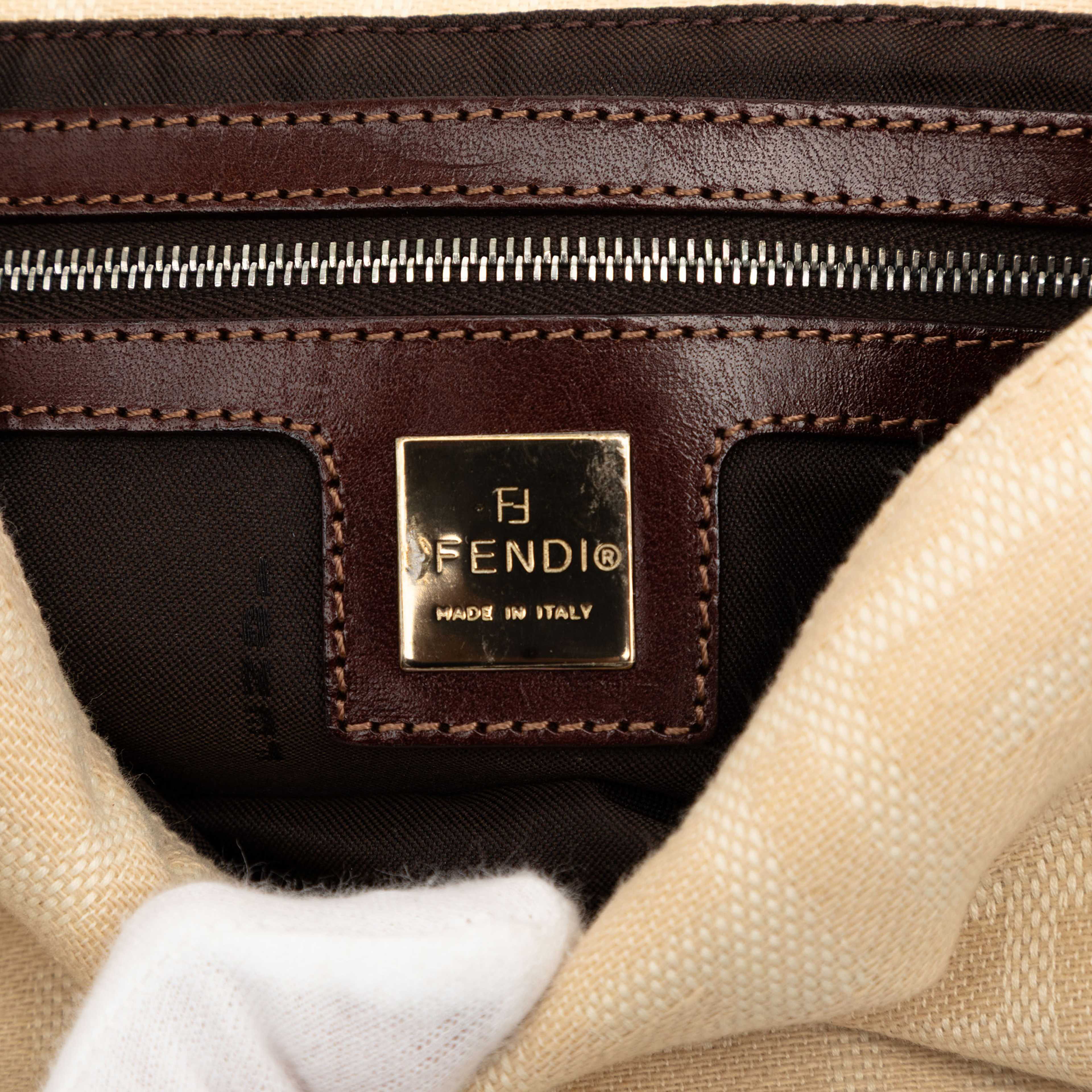 Fendi Zucca Canvas Baguette, från Luxclusif, i färgen beige. Klicka för att öppna bilden i stort format