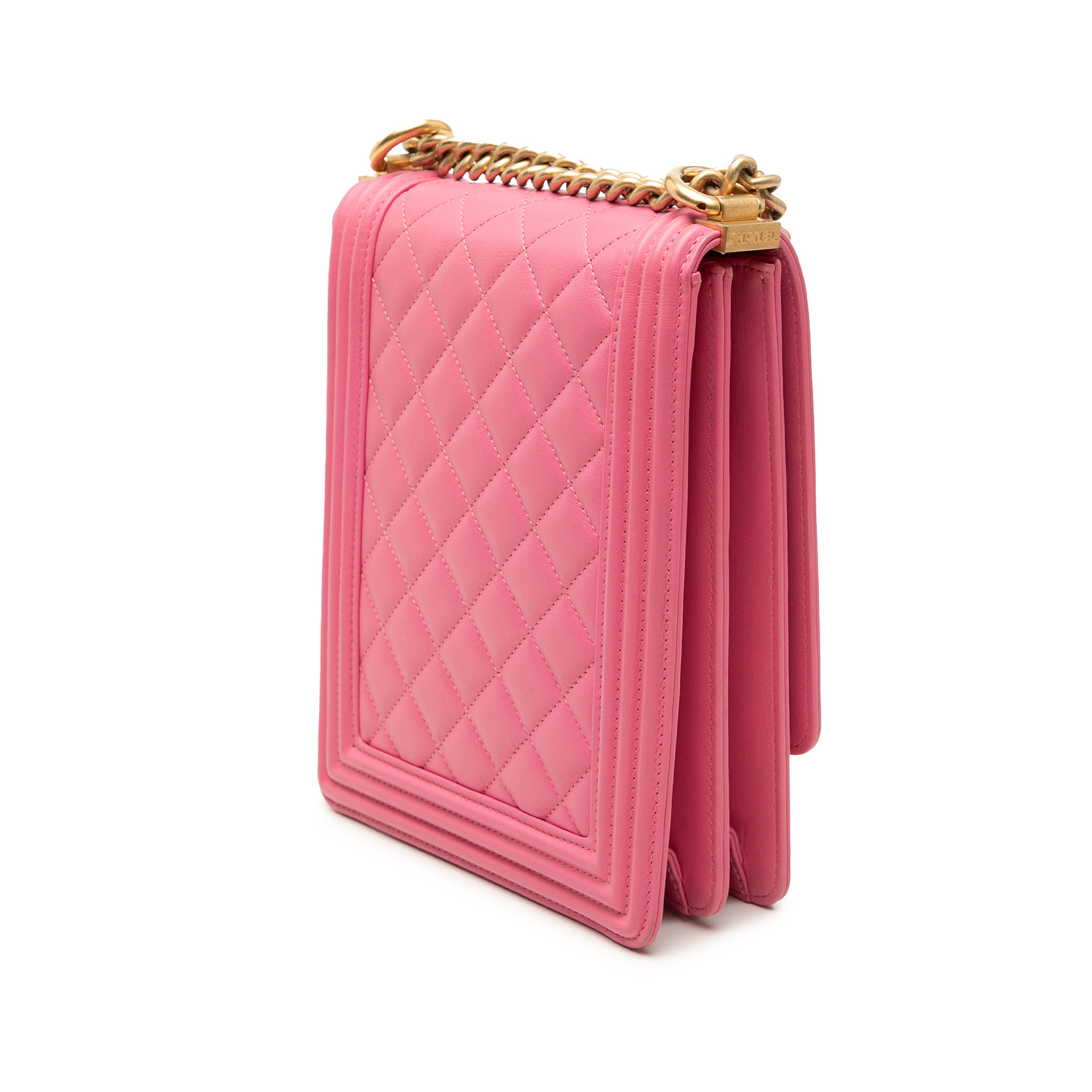 Chanel Quilted Lambskin North South Boy Flap, från Luxclusif, i färgen rosa. Klicka för att öppna bilden i stort format