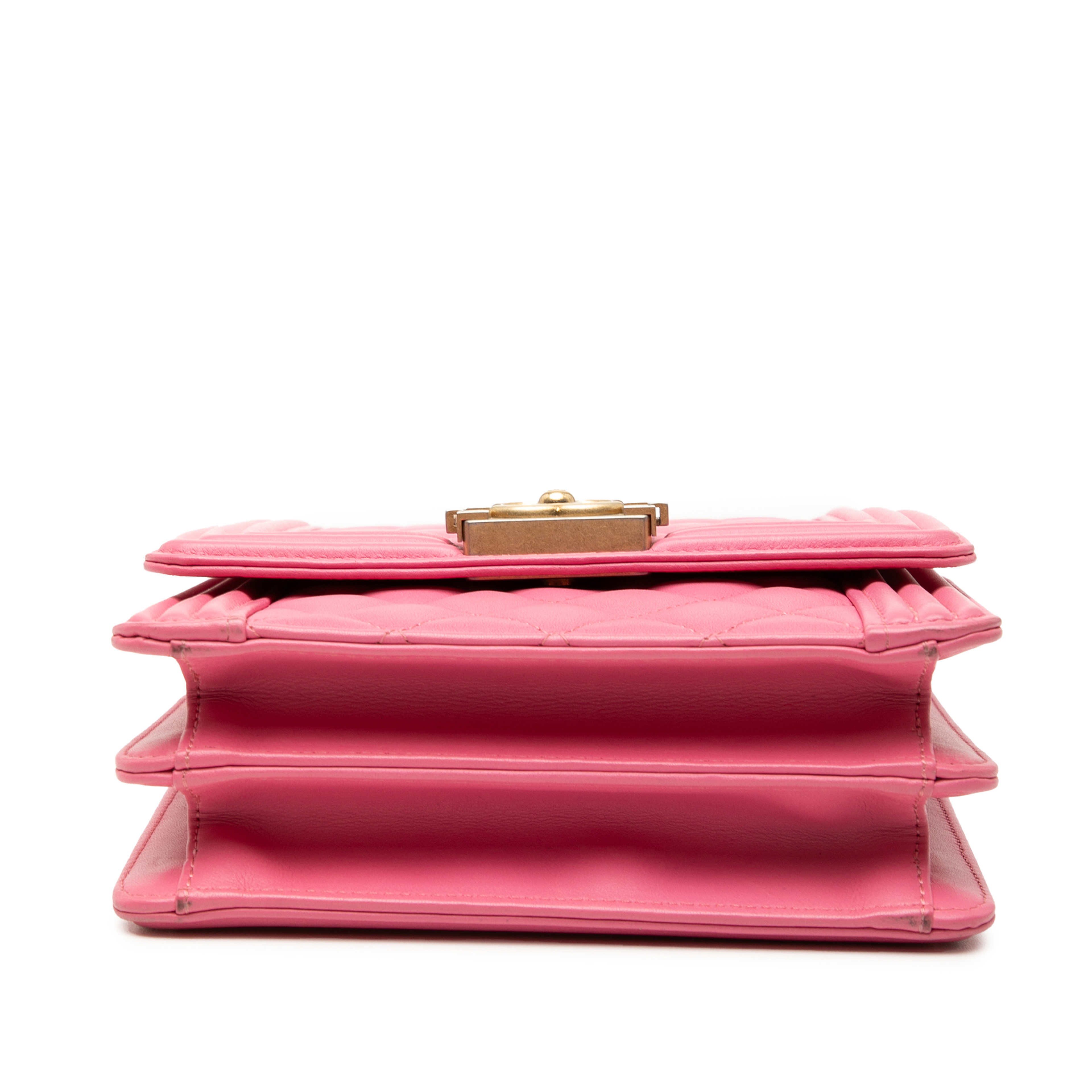 Chanel Quilted Lambskin North South Boy Flap, från Luxclusif, i färgen rosa. Klicka för att öppna bilden i stort format